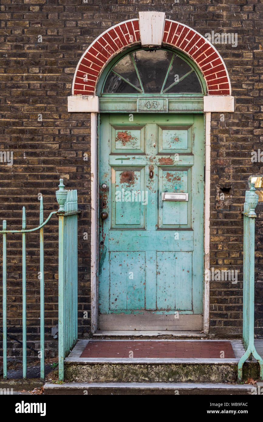 Fatiscente porta anteriore con ritaglio originale in costosi Fitzrovia area di Londra. 43 Fitzroy Street Fitzrovia Londra Centrale. Fine C18th. Foto Stock