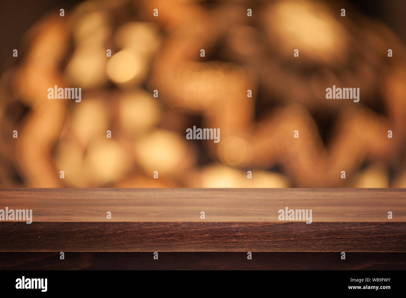 Abstract di sfocatura dello sfondo bokeh di fondo con scrivania in legno Foto Stock