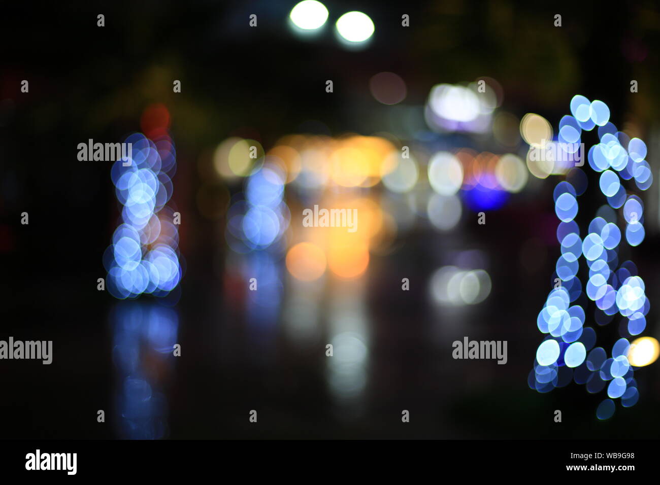 Dark abstract strada luce sfondo bokeh, strada notte blur sullo sfondo Foto Stock