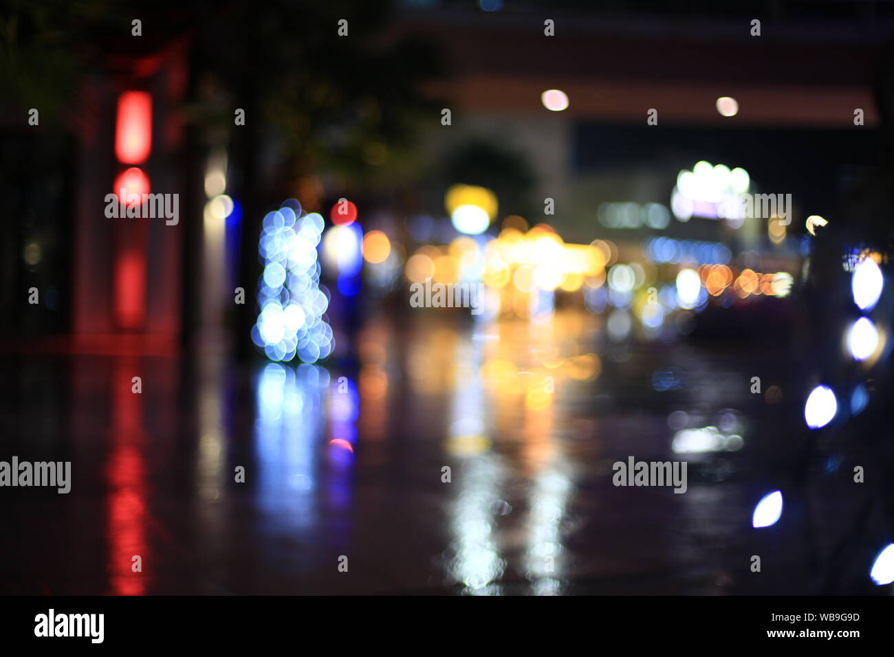 Dark abstract strada luce sfondo bokeh, strada notte blur sullo sfondo Foto Stock