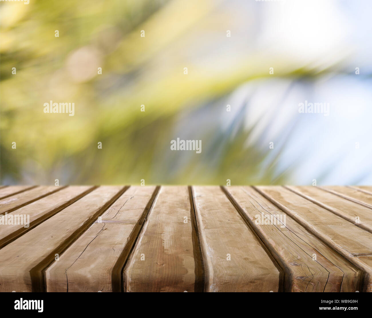 Abstract di sfocatura dello sfondo bokeh di fondo con scrivania in legno Foto Stock