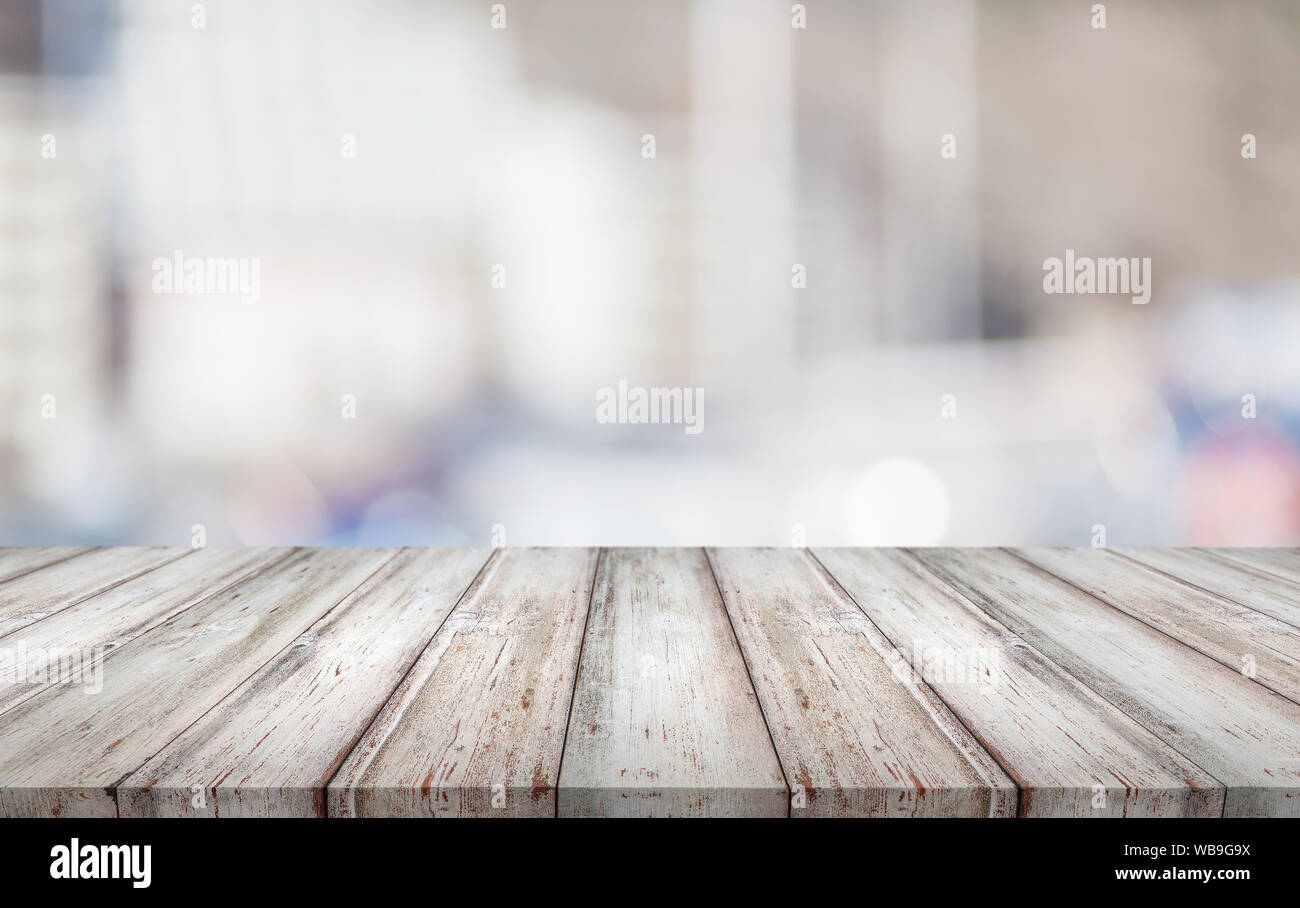 Abstract di sfocatura dello sfondo bokeh di fondo con scrivania in legno Foto Stock