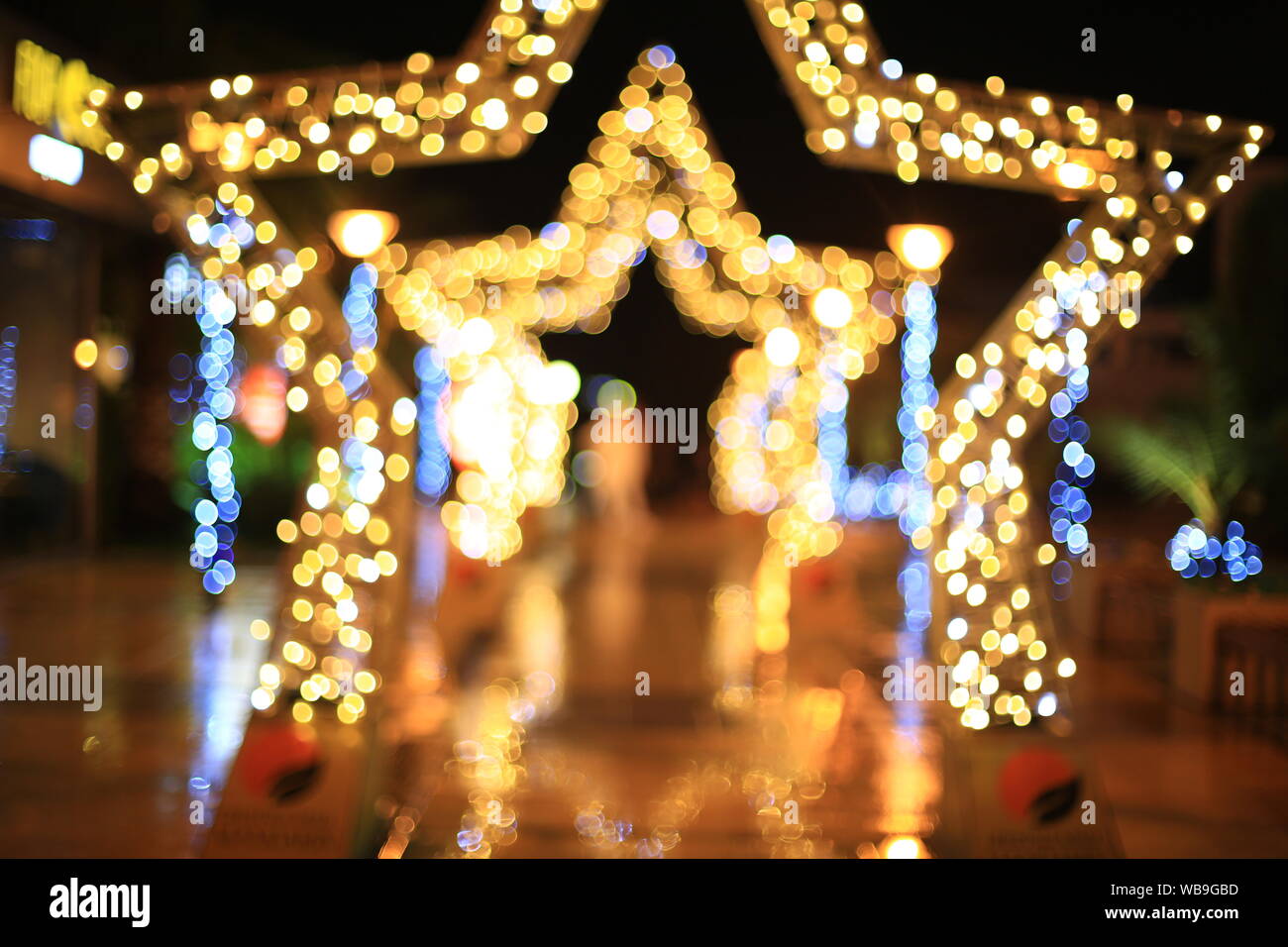Dark abstract strada luce sfondo bokeh, strada notte blur sullo sfondo Foto Stock