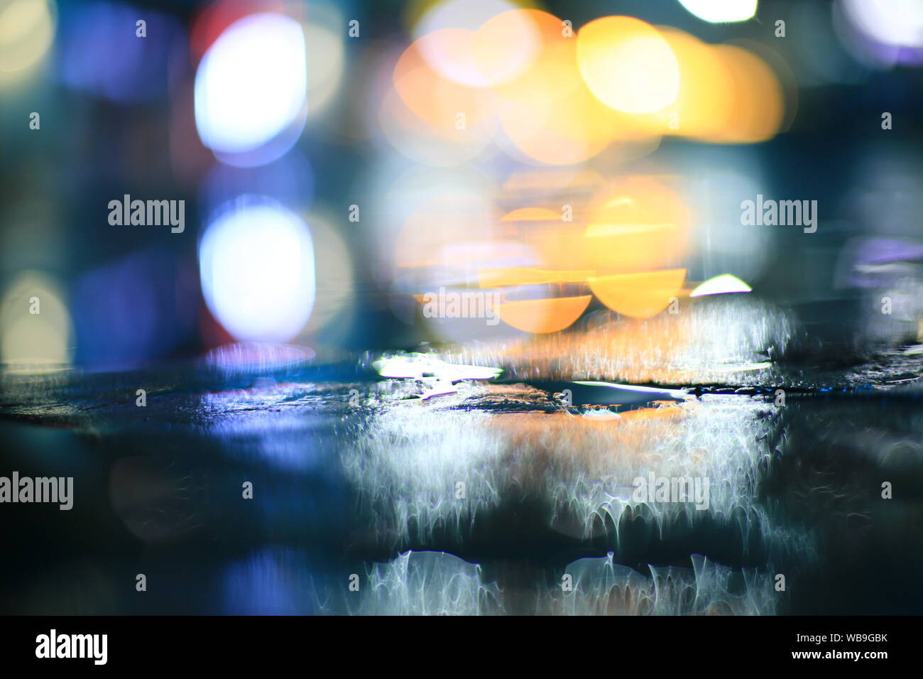 Dark abstract strada luce sfondo bokeh, strada notte blur sullo sfondo Foto Stock