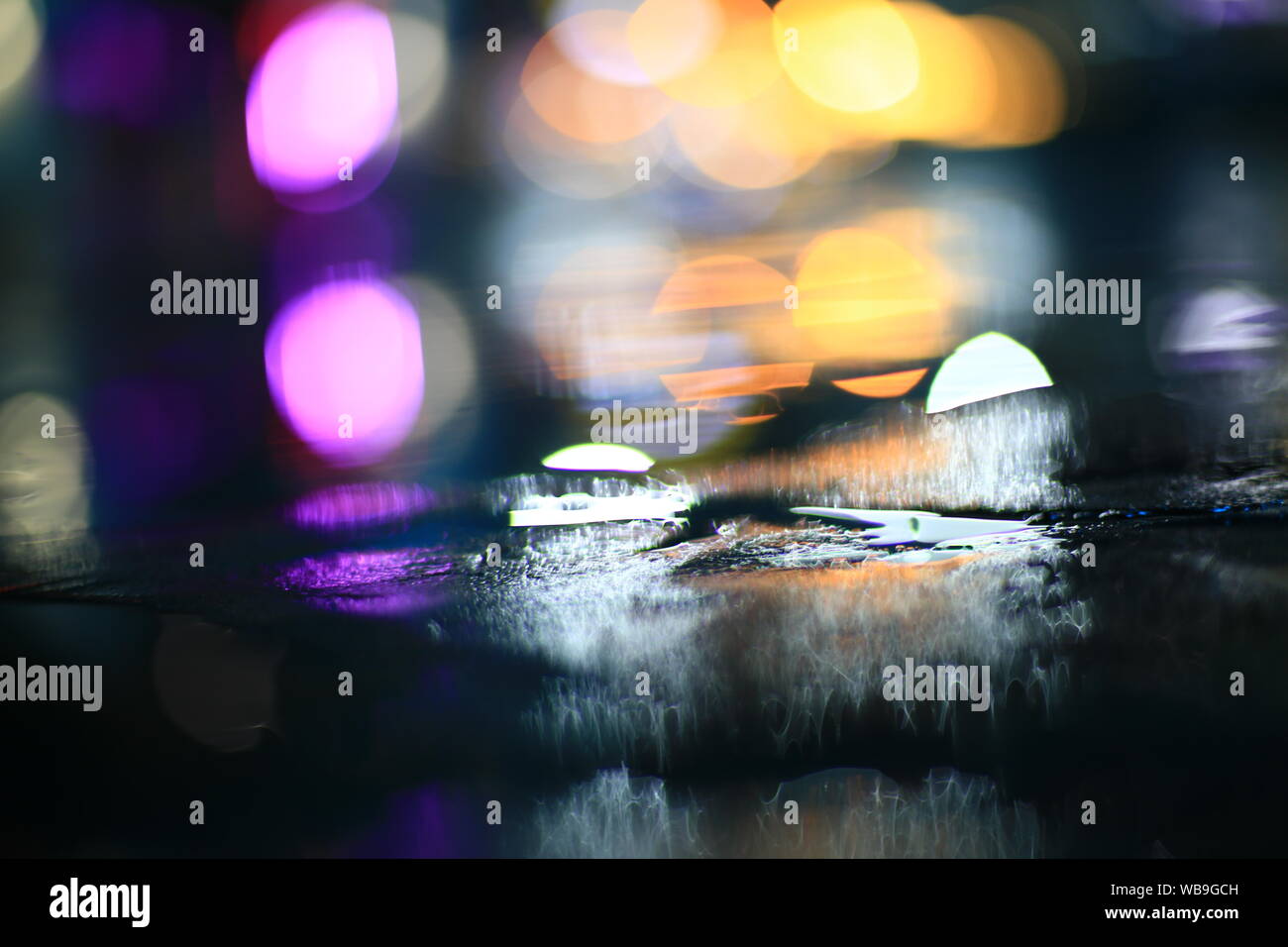 Dark abstract strada luce sfondo bokeh, strada notte blur sullo sfondo Foto Stock