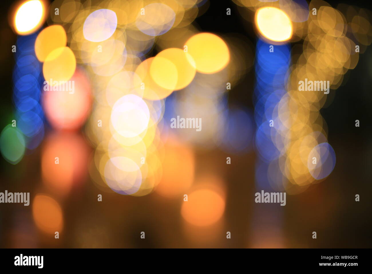 Dark abstract strada luce sfondo bokeh, strada notte blur sullo sfondo Foto Stock
