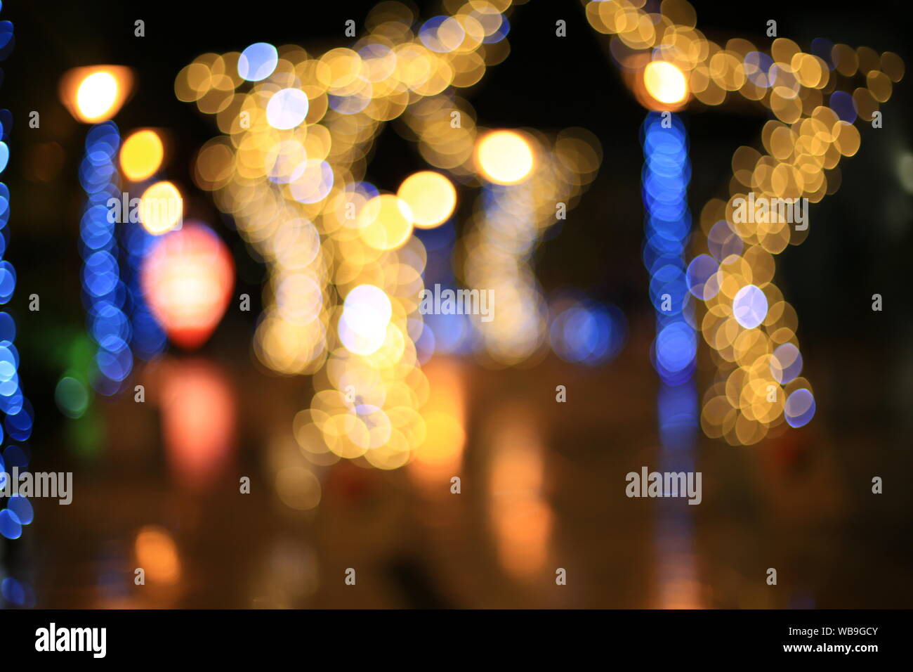 Dark abstract strada luce sfondo bokeh, strada notte blur sullo sfondo Foto Stock