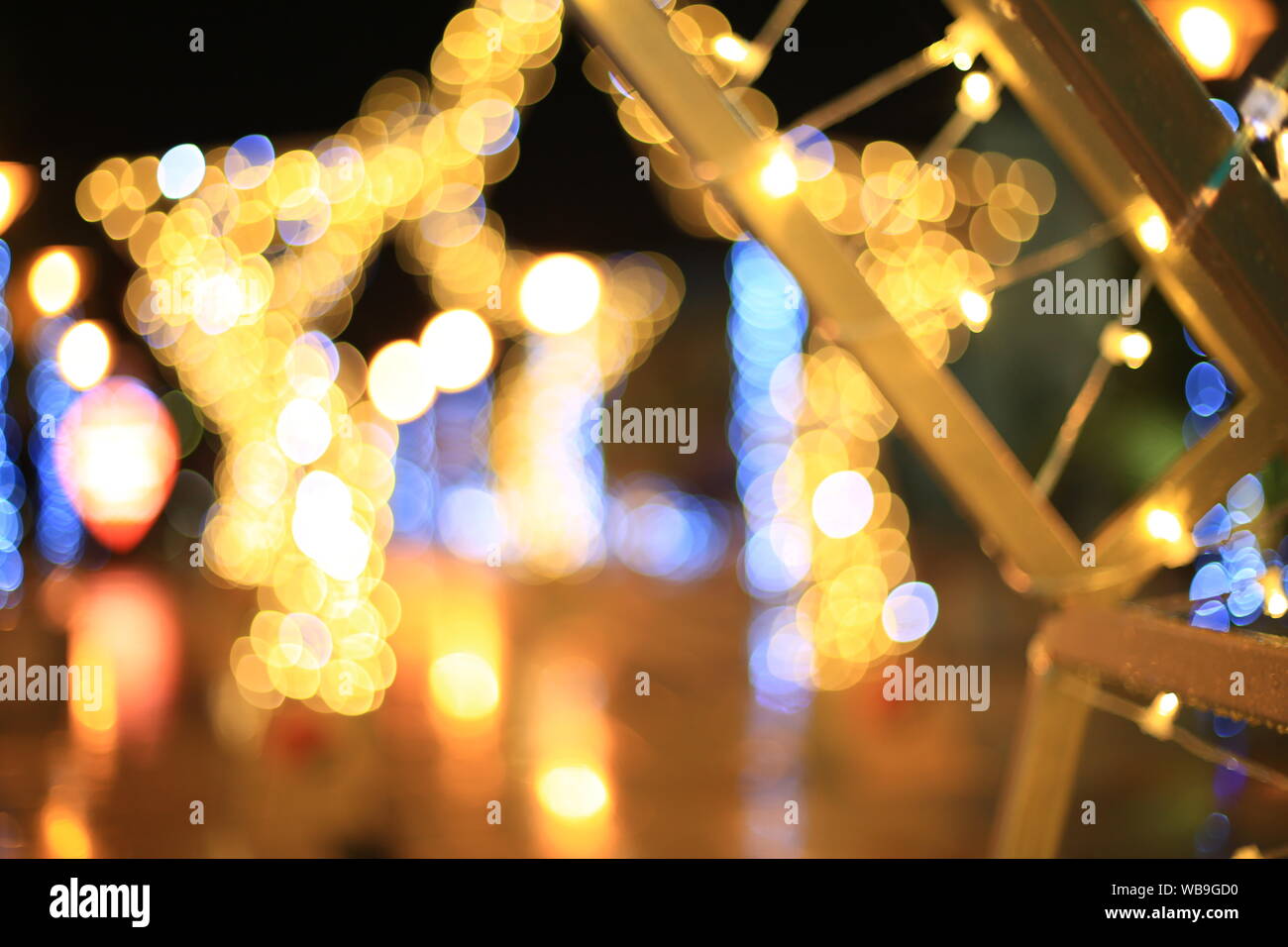 Dark abstract strada luce sfondo bokeh, strada notte blur sullo sfondo Foto Stock
