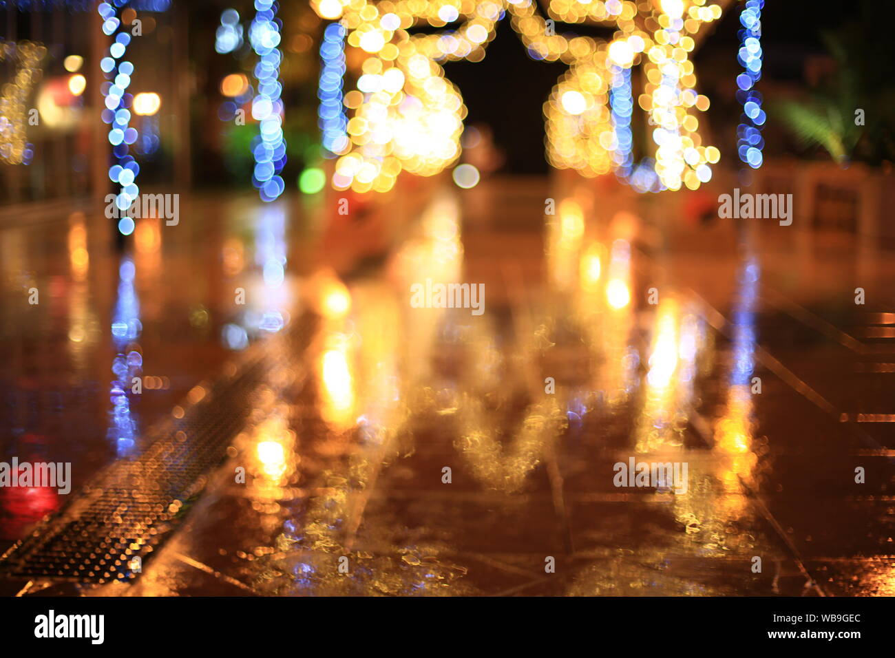 Dark abstract strada luce sfondo bokeh, strada notte blur sullo sfondo Foto Stock