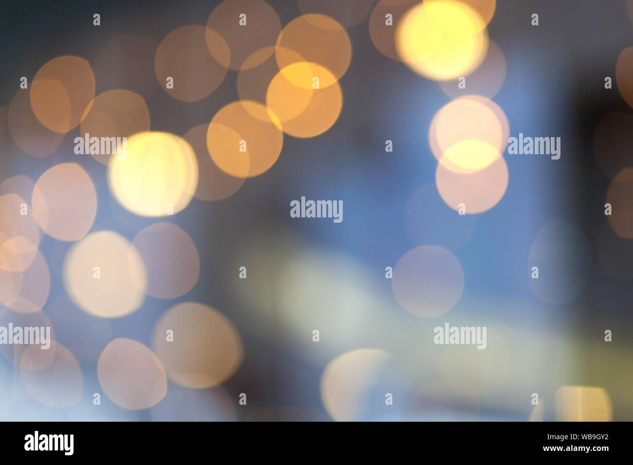 Dark abstract strada luce sfondo bokeh, strada notte blur sullo sfondo Foto Stock
