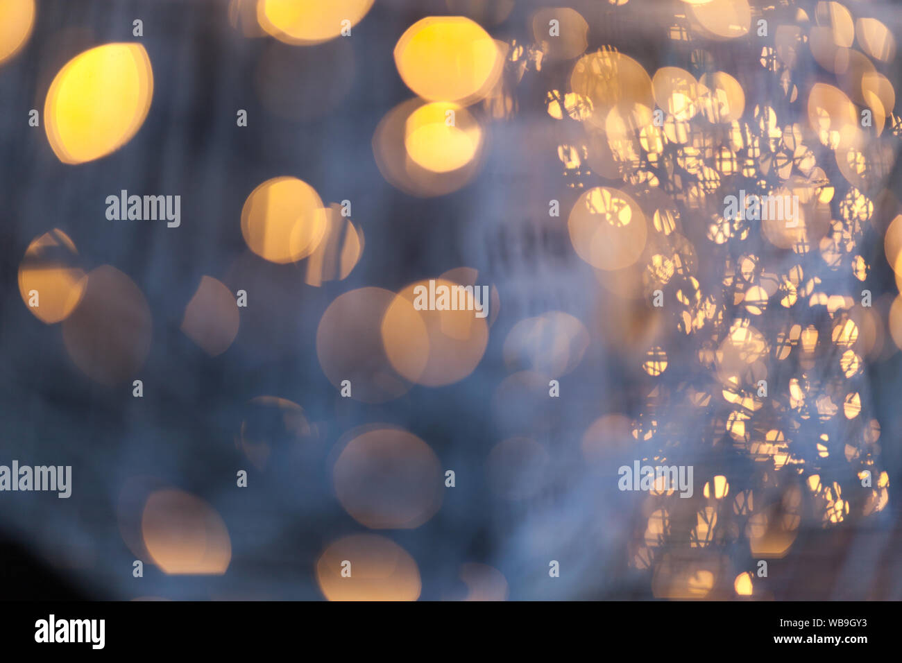 Dark abstract strada luce sfondo bokeh, strada notte blur sullo sfondo Foto Stock