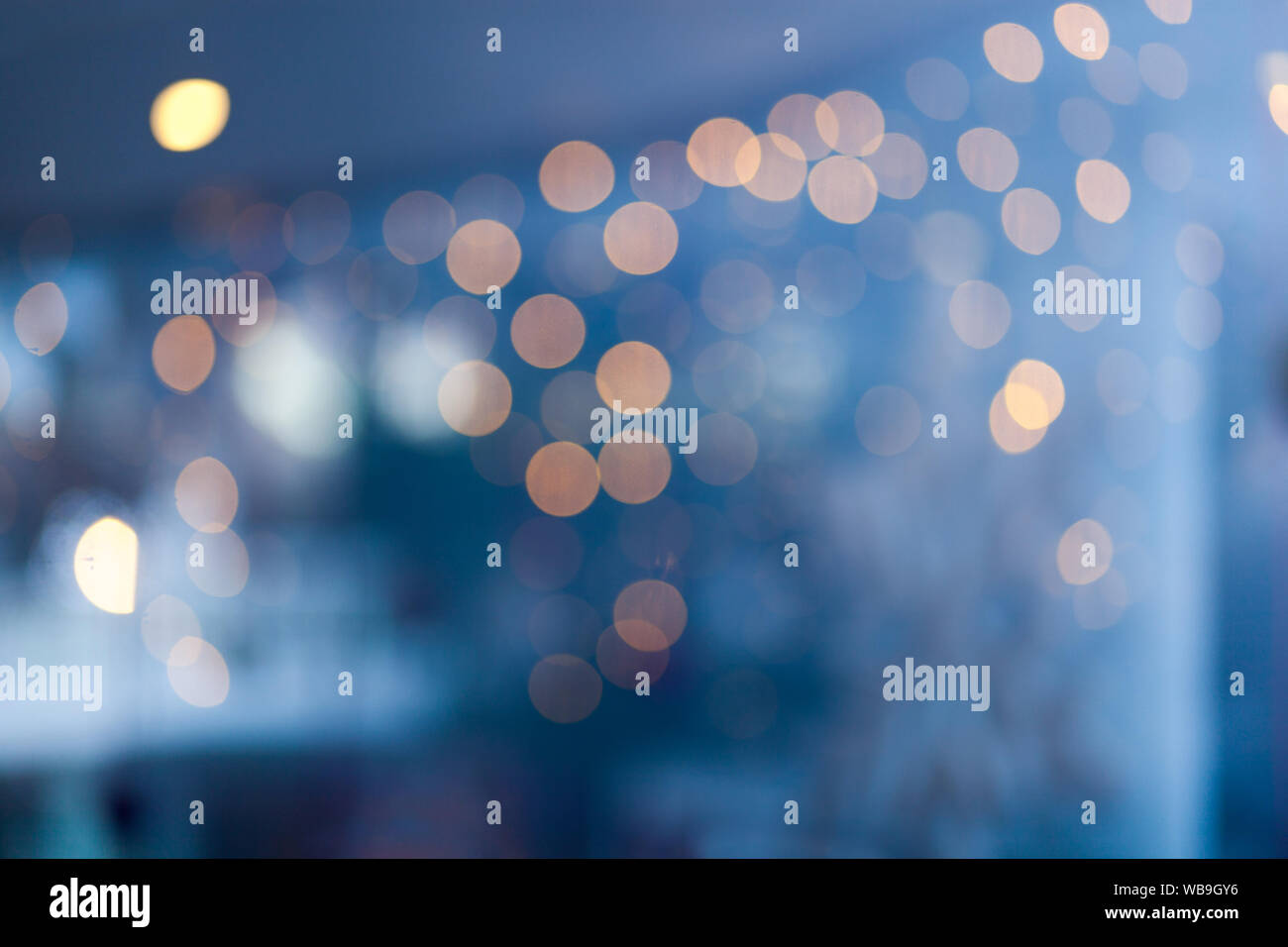 Dark abstract strada luce sfondo bokeh, strada notte blur sullo sfondo Foto Stock