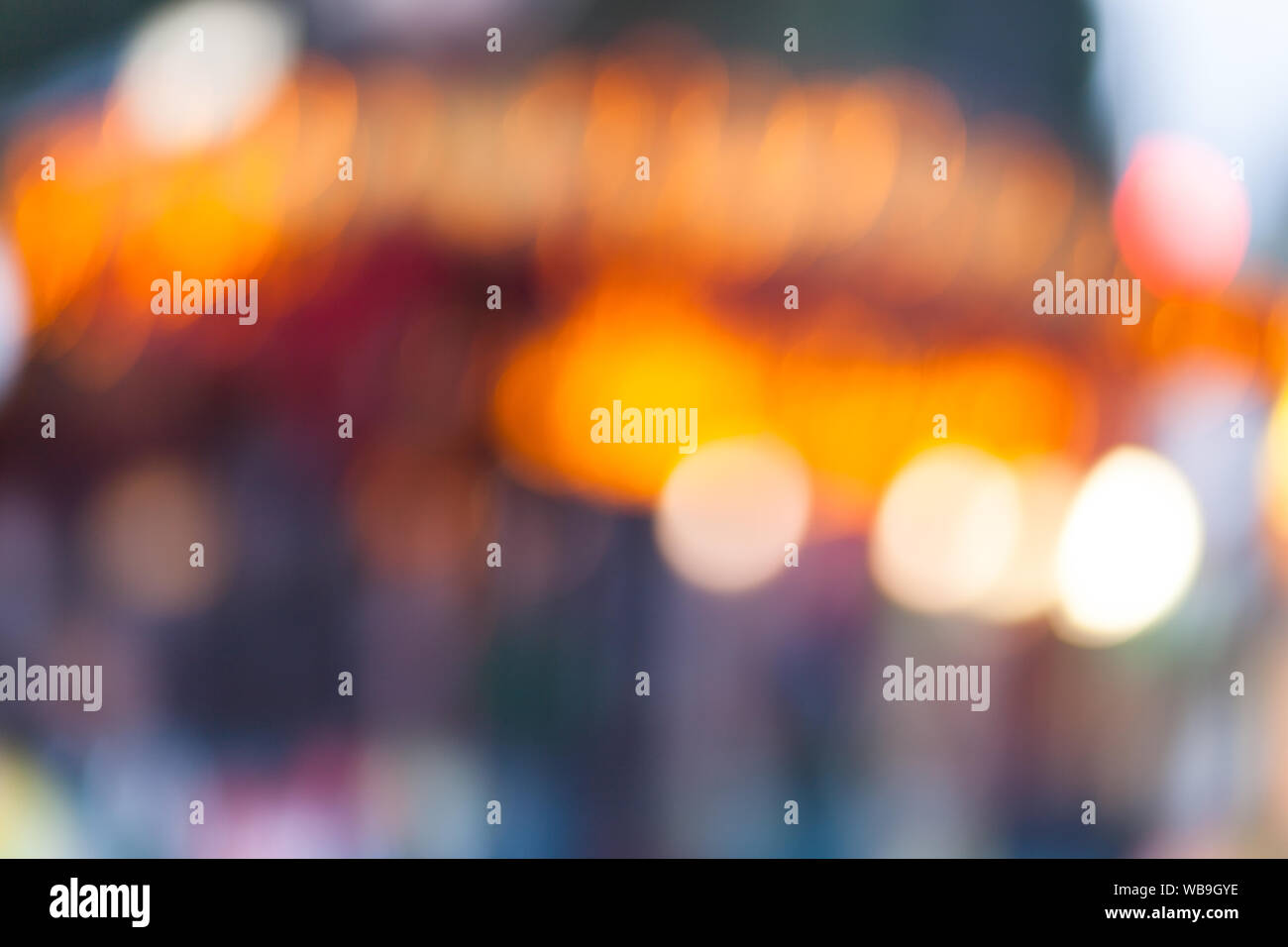 Dark abstract strada luce sfondo bokeh, strada notte blur sullo sfondo Foto Stock
