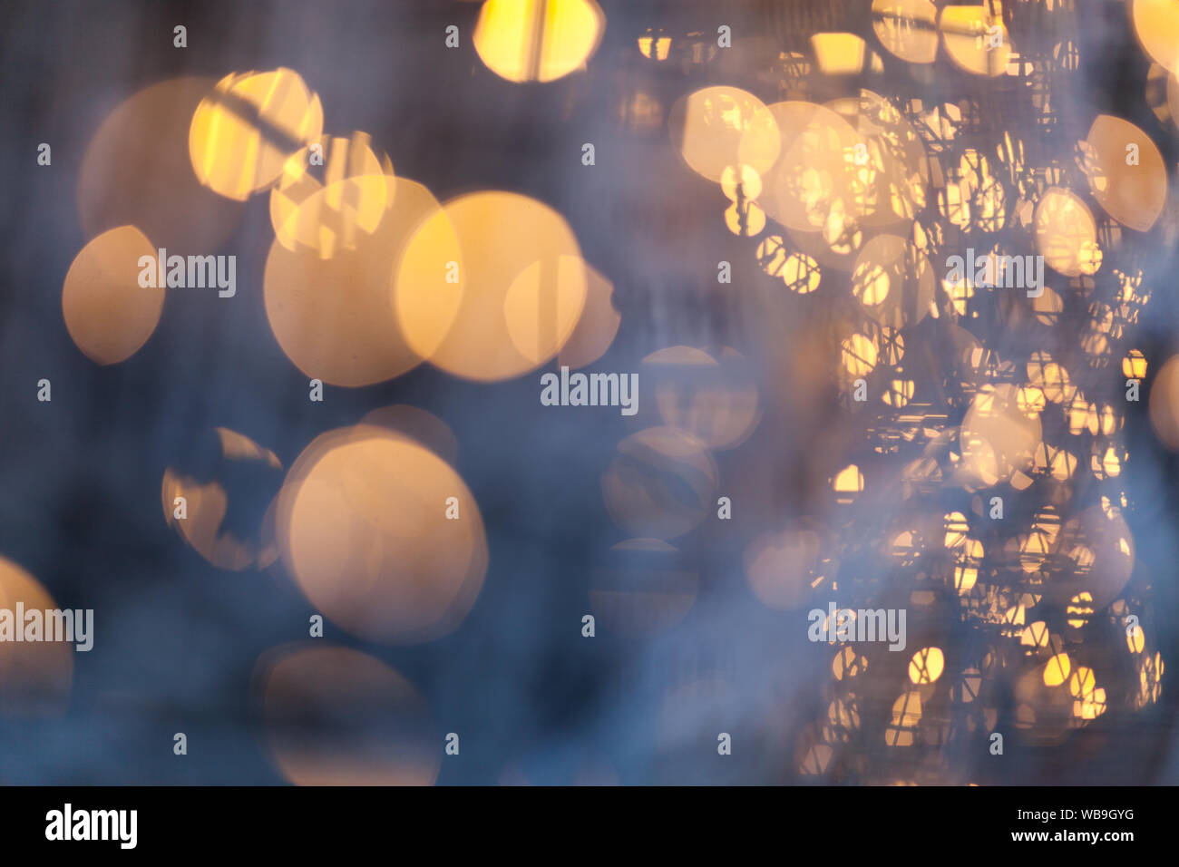 Dark abstract strada luce sfondo bokeh, strada notte blur sullo sfondo Foto Stock