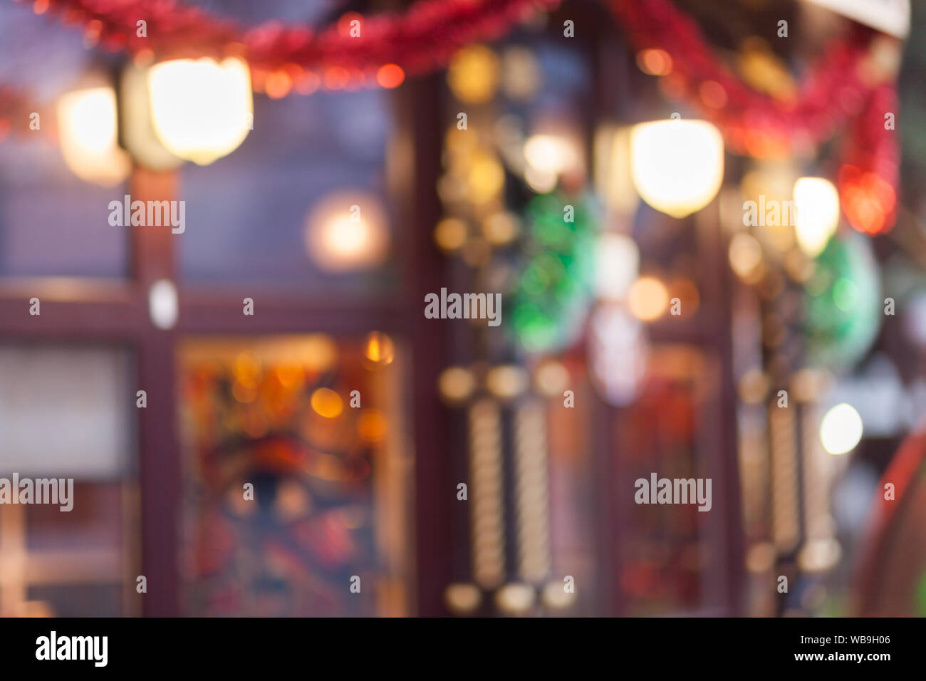 Dark abstract strada luce sfondo bokeh, strada notte blur sullo sfondo Foto Stock