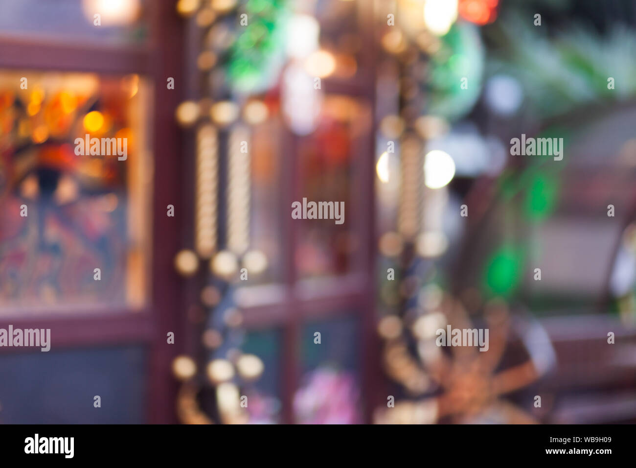 Dark abstract strada luce sfondo bokeh, strada notte blur sullo sfondo Foto Stock