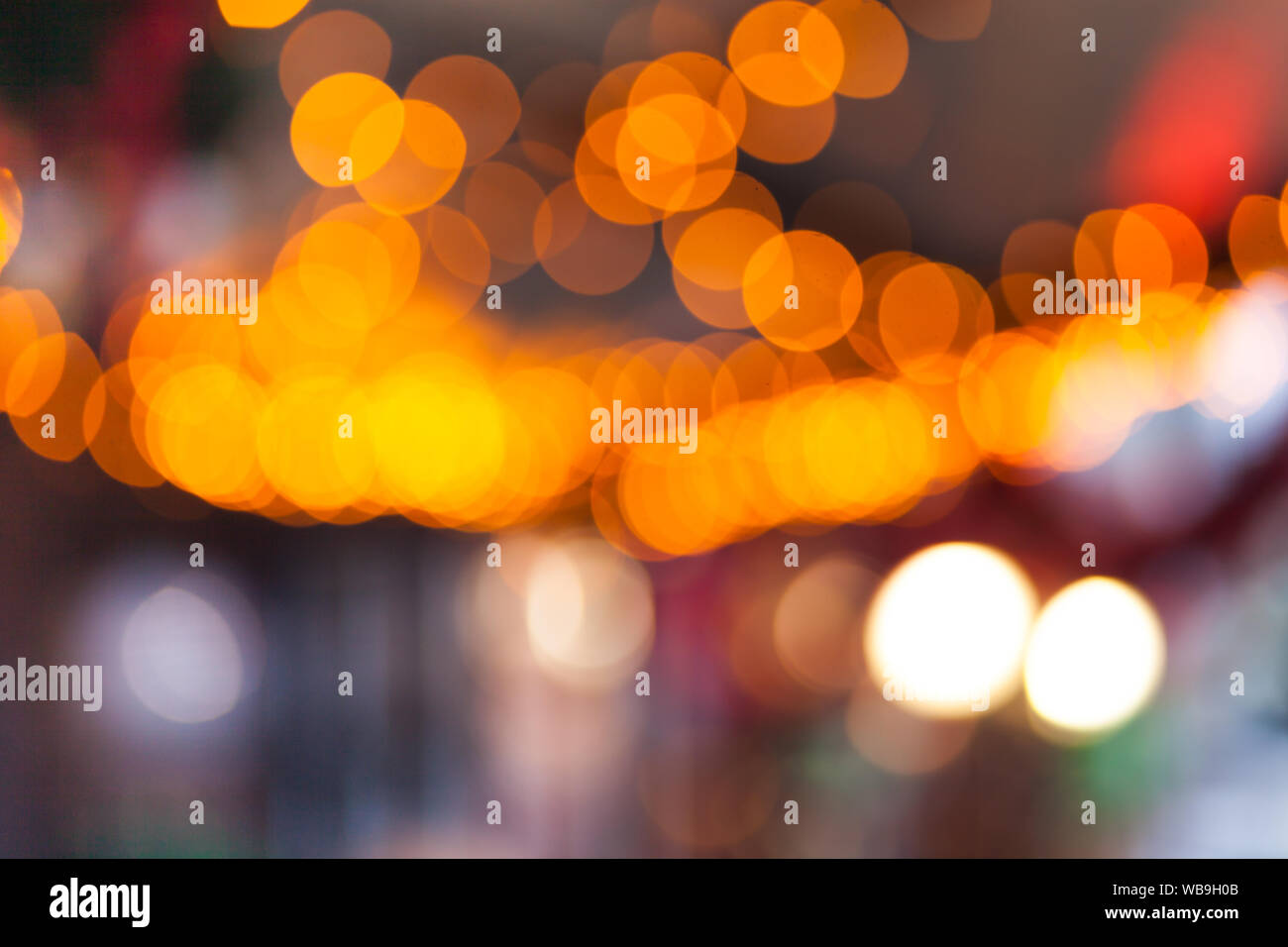 Dark abstract strada luce sfondo bokeh, strada notte blur sullo sfondo Foto Stock