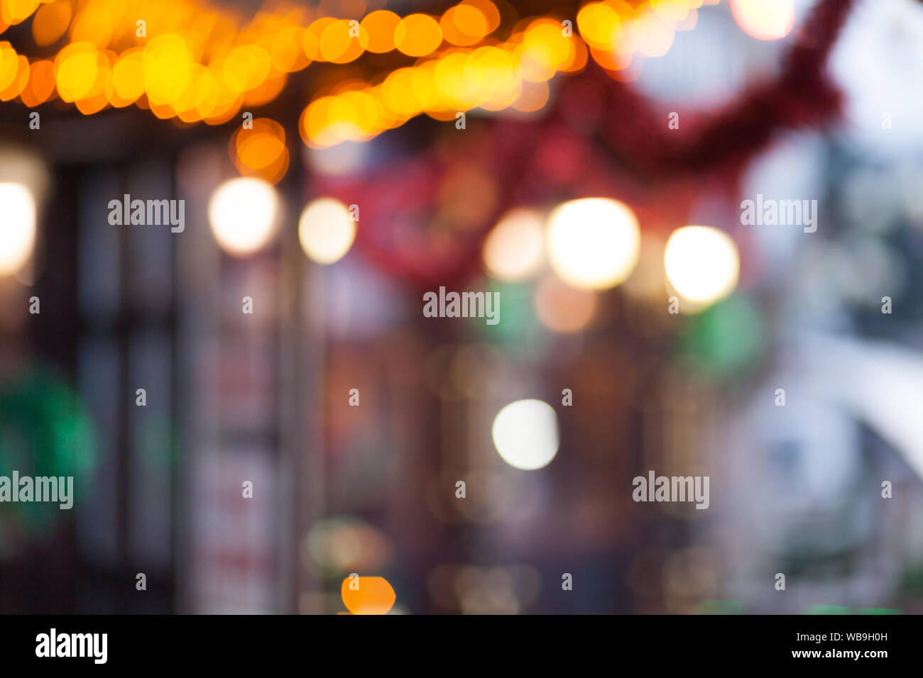 Dark abstract strada luce sfondo bokeh, strada notte blur sullo sfondo Foto Stock