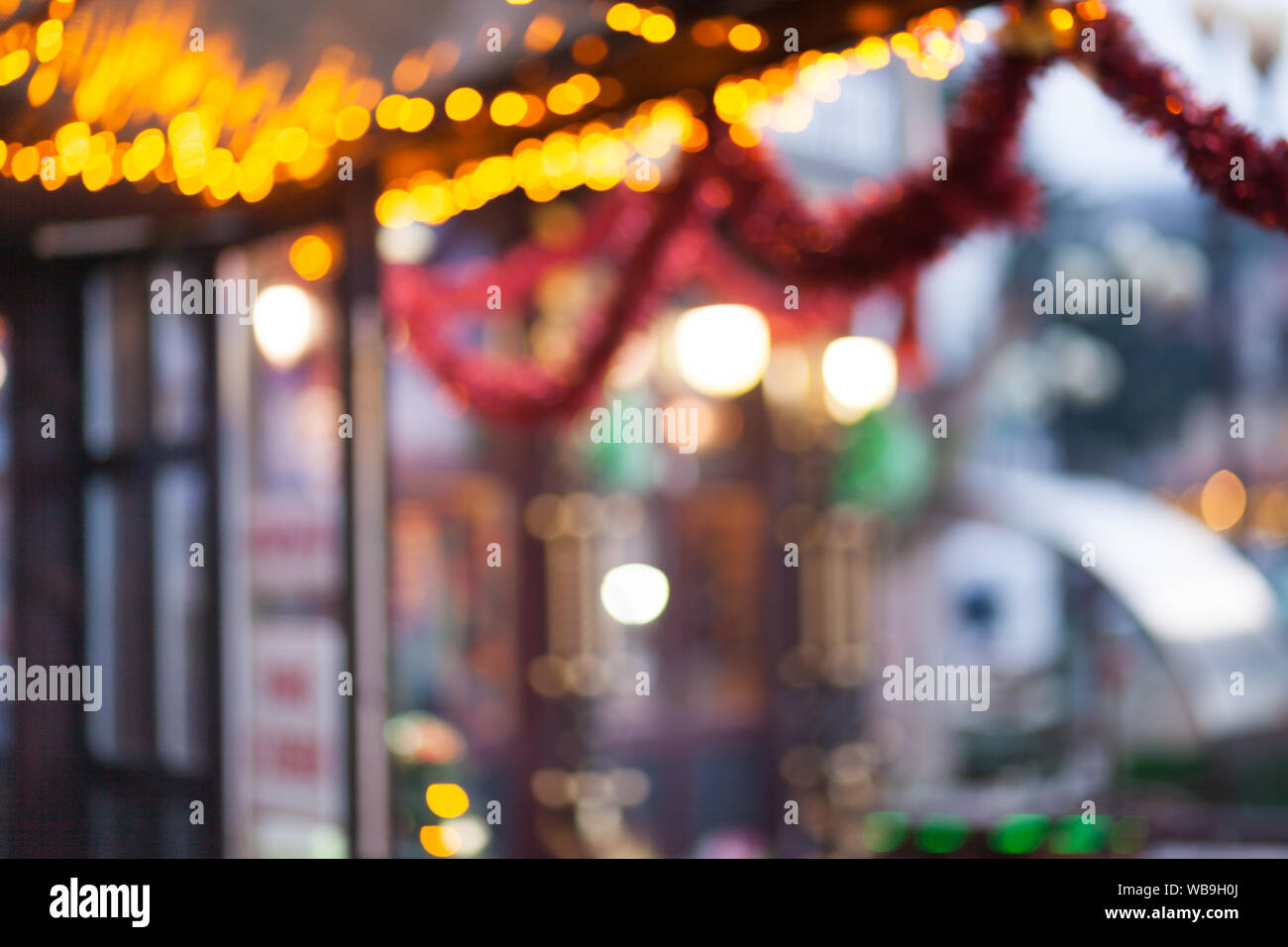 Dark abstract strada luce sfondo bokeh, strada notte blur sullo sfondo Foto Stock