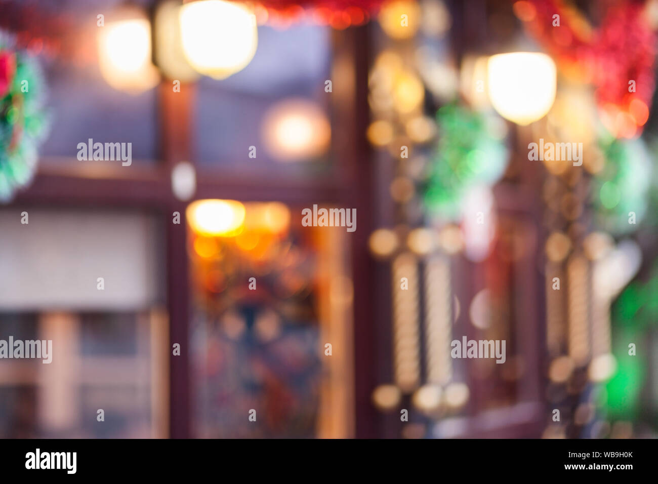 Dark abstract strada luce sfondo bokeh, strada notte blur sullo sfondo Foto Stock