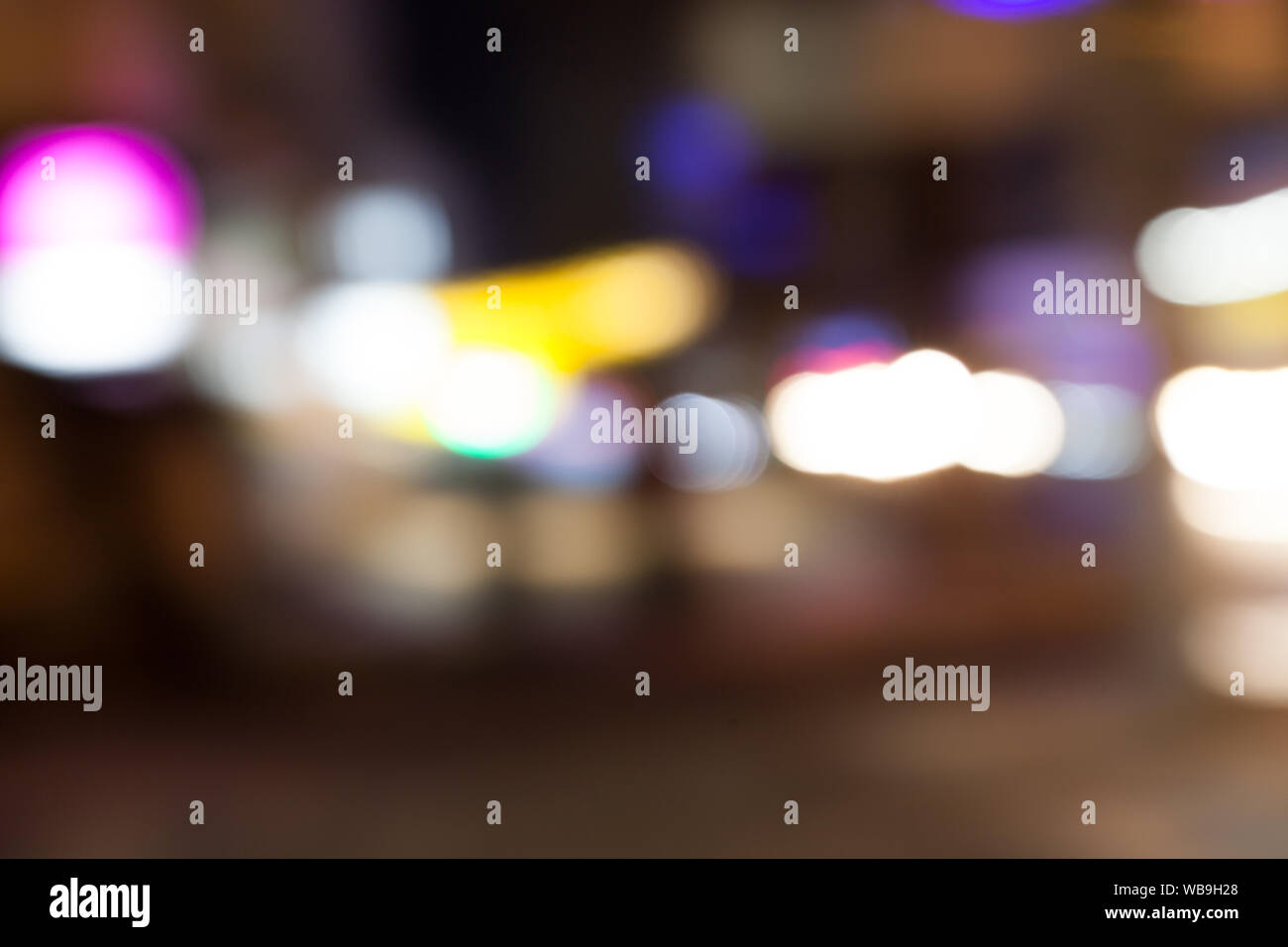 Dark abstract strada luce sfondo bokeh, strada notte blur sullo sfondo Foto Stock