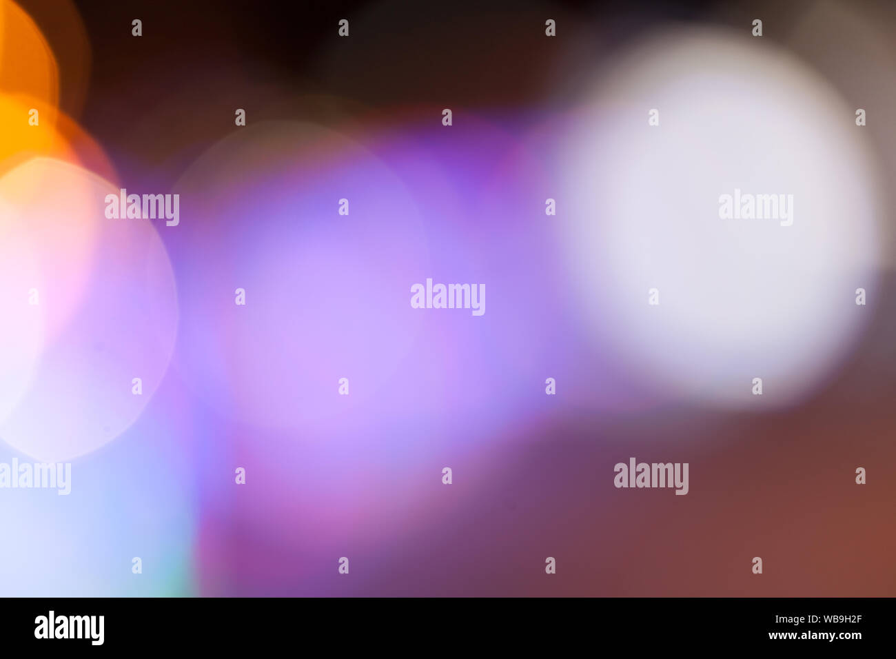 Dark abstract strada luce sfondo bokeh, strada notte blur sullo sfondo Foto Stock
