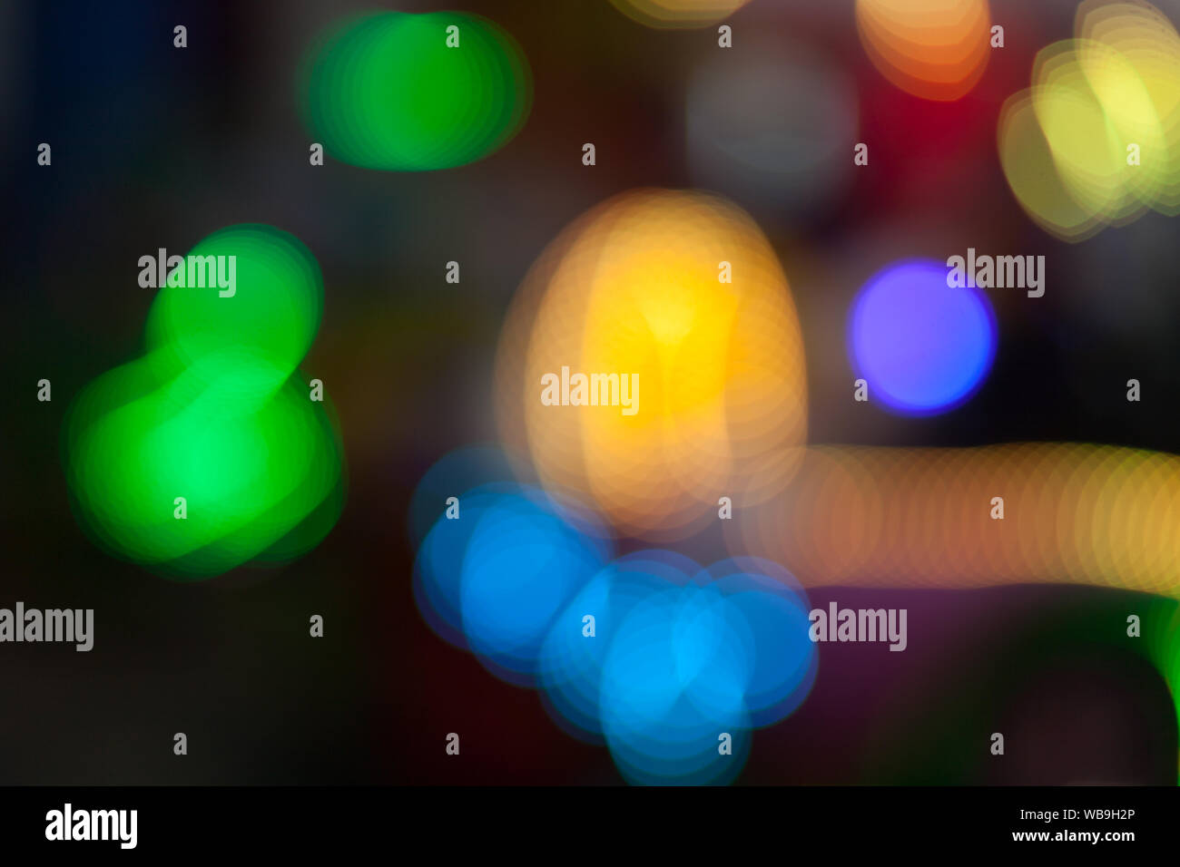 Dark abstract strada luce sfondo bokeh, strada notte blur sullo sfondo Foto Stock