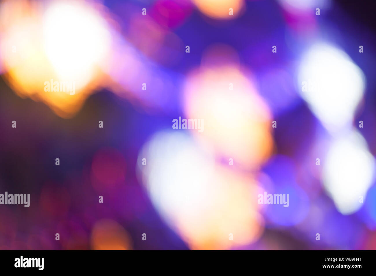 Dark abstract strada luce sfondo bokeh, strada notte blur sullo sfondo Foto Stock