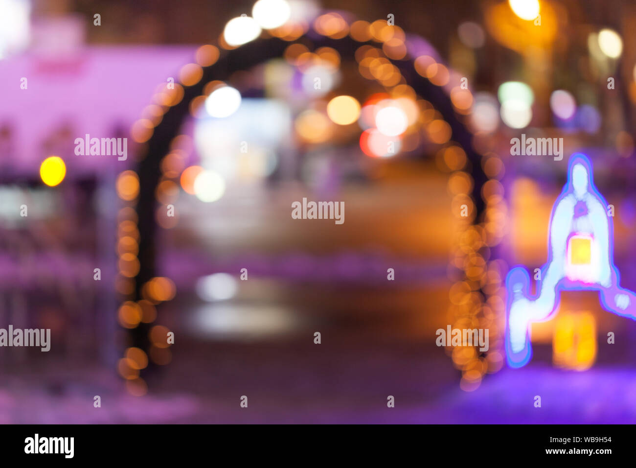 Dark abstract strada luce sfondo bokeh, strada notte blur sullo sfondo Foto Stock