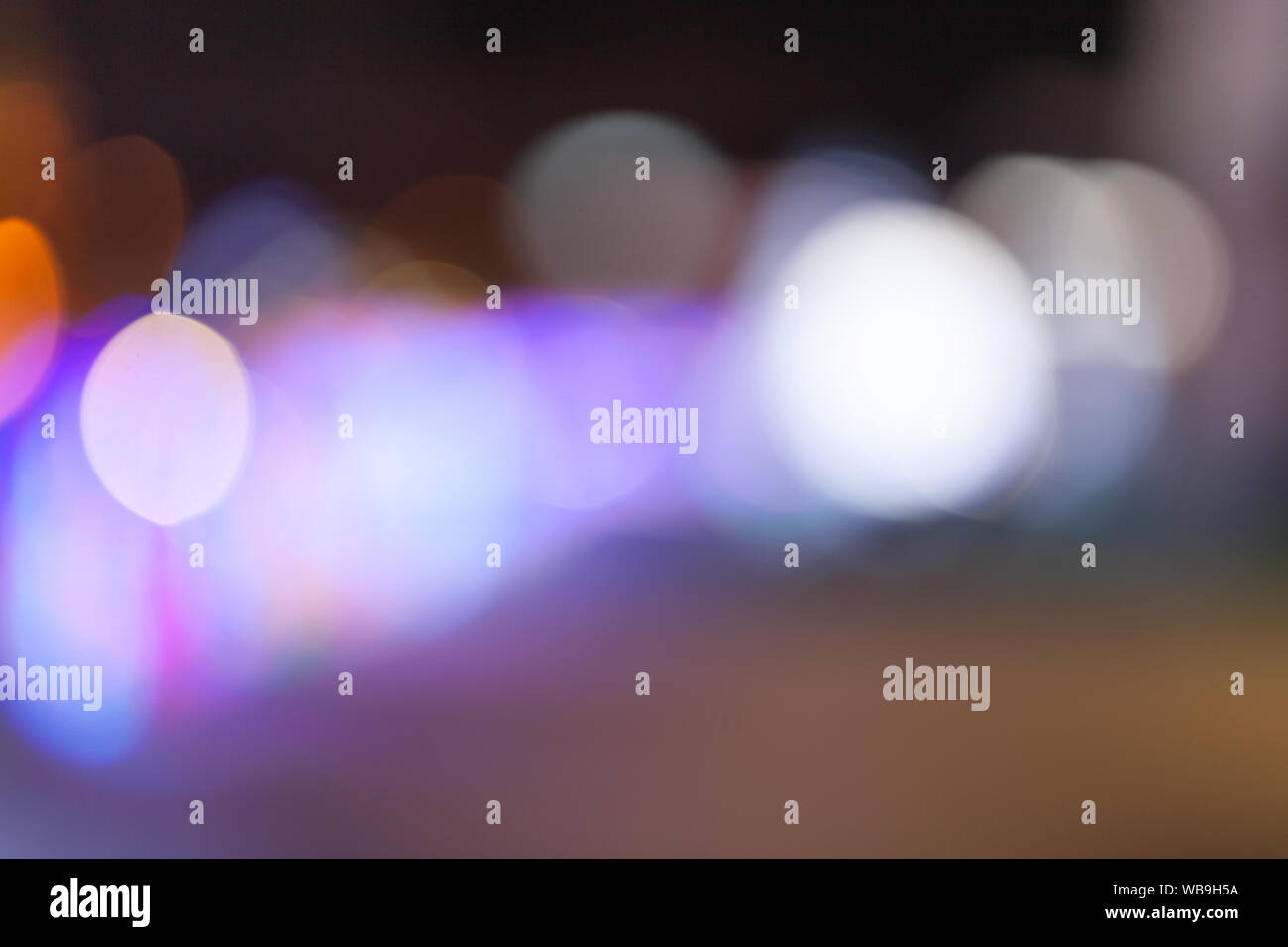 Dark abstract strada luce sfondo bokeh, strada notte blur sullo sfondo Foto Stock