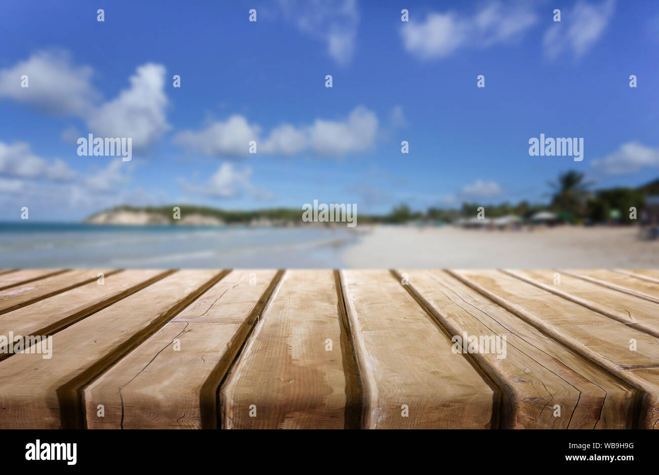 Abstract di sfocatura dello sfondo bokeh di fondo con scrivania in legno Foto Stock