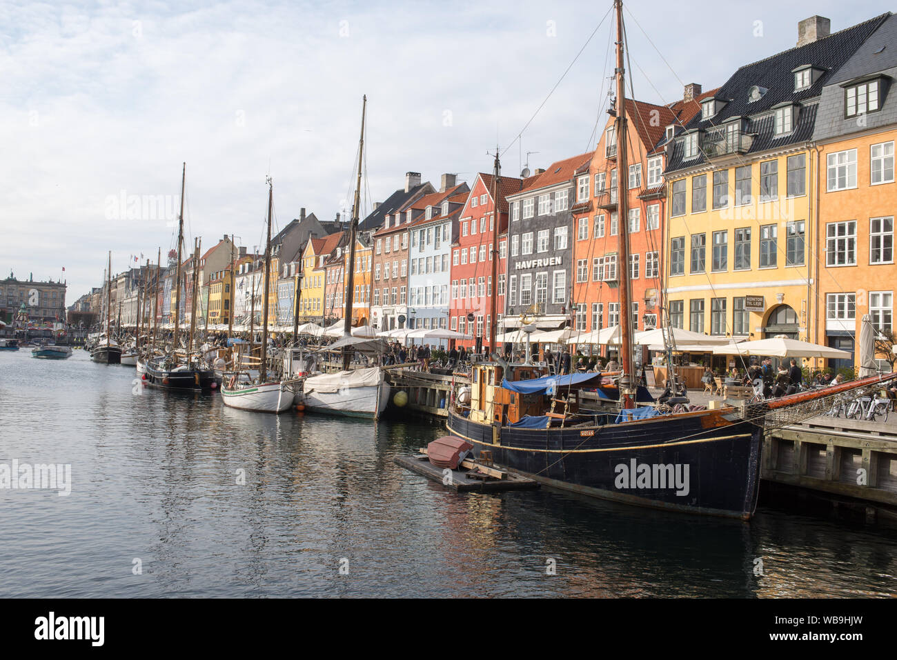 Nyhavn a Copenaghen come visto da uno dei ponti con molte navi e persone in estate Foto Stock