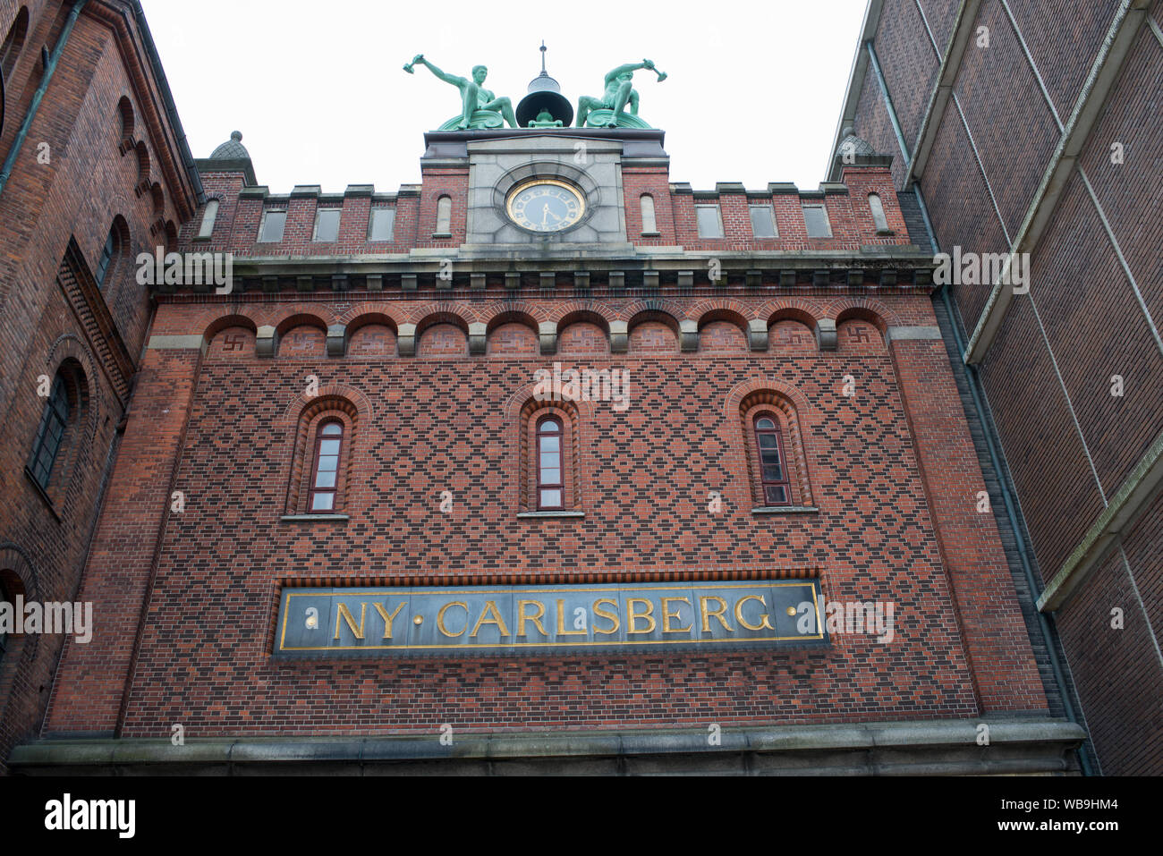 Vecchia fabbrica di birra Carlsberg a Copenhagen, in Danimarca con la Ny Carlsberg segno Foto Stock