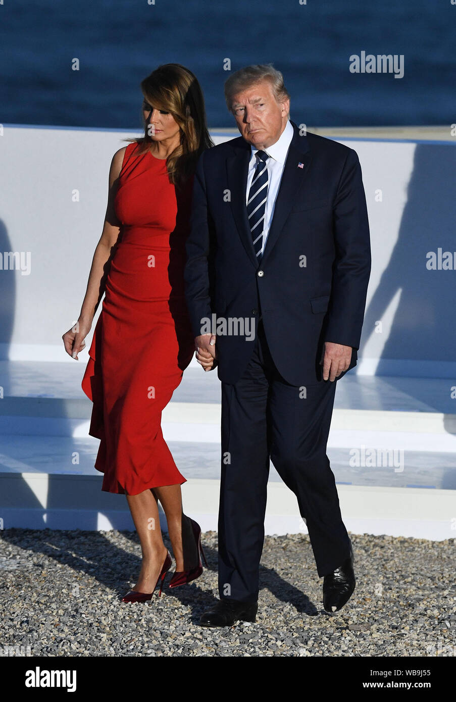 Melania Trump e il presidente statunitense Donald Trump unirsi ad altri leader politici di tutto il mondo per la foto di famiglia al Vertice del G7 a Biarritz, Francia. Foto Stock