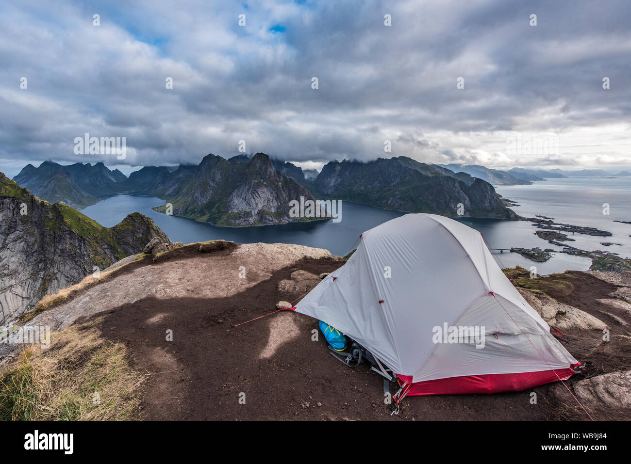 Tenda in cima alla montagna - Reinebringen, Nordland, Norvegia. Foto Stock