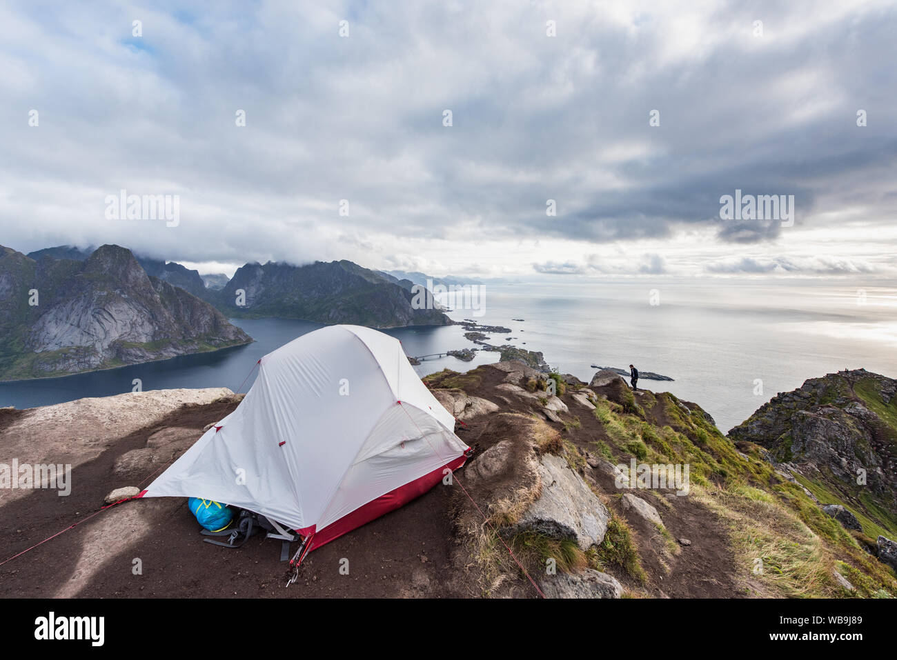 Tenda in cima alla montagna - Reinebringen, Nordland, Norvegia. Foto Stock