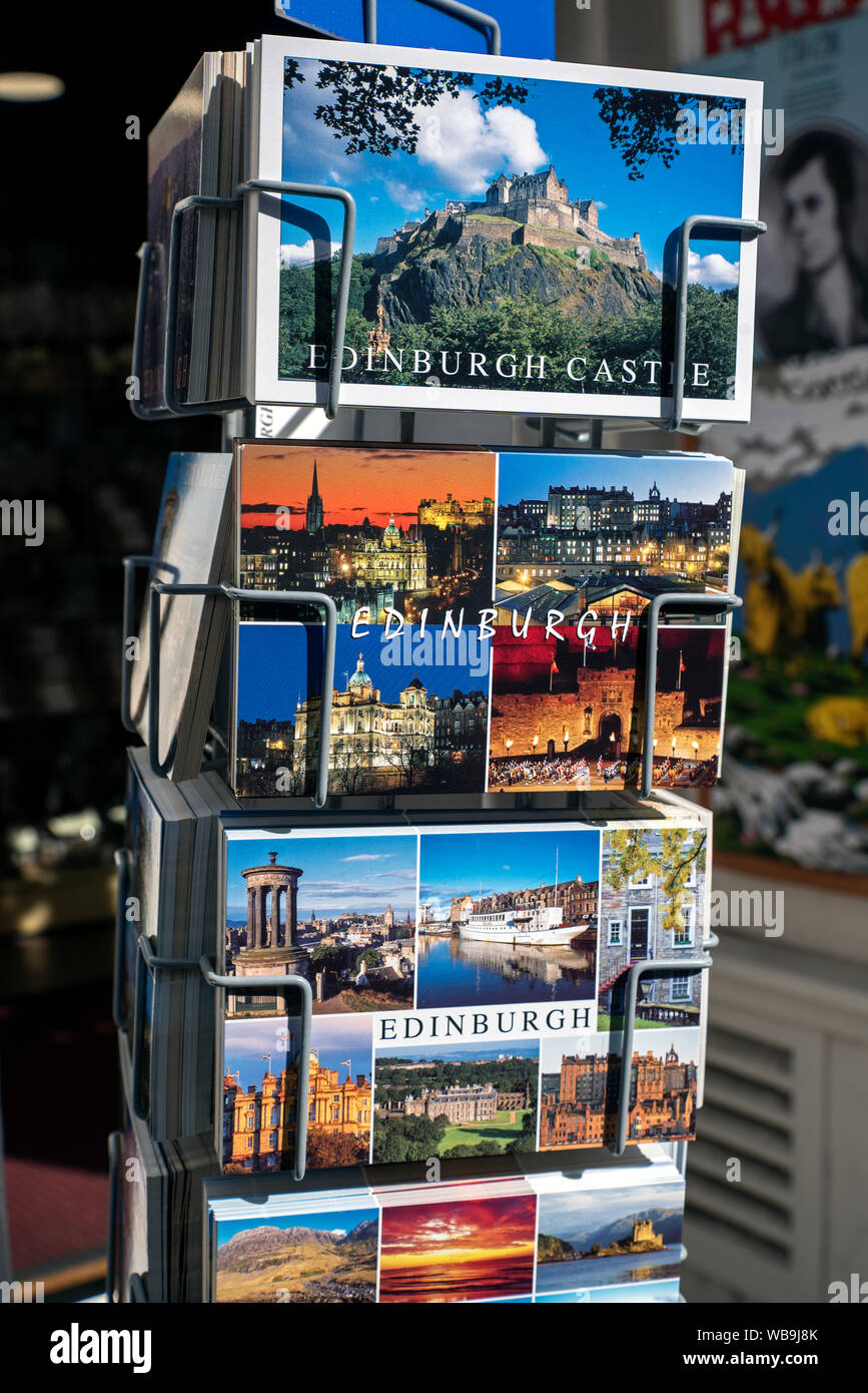 Cartoline di Edimburgo in una cartolina stand su High Street di Edimburgo, Scozia, Regno Unito. Foto Stock