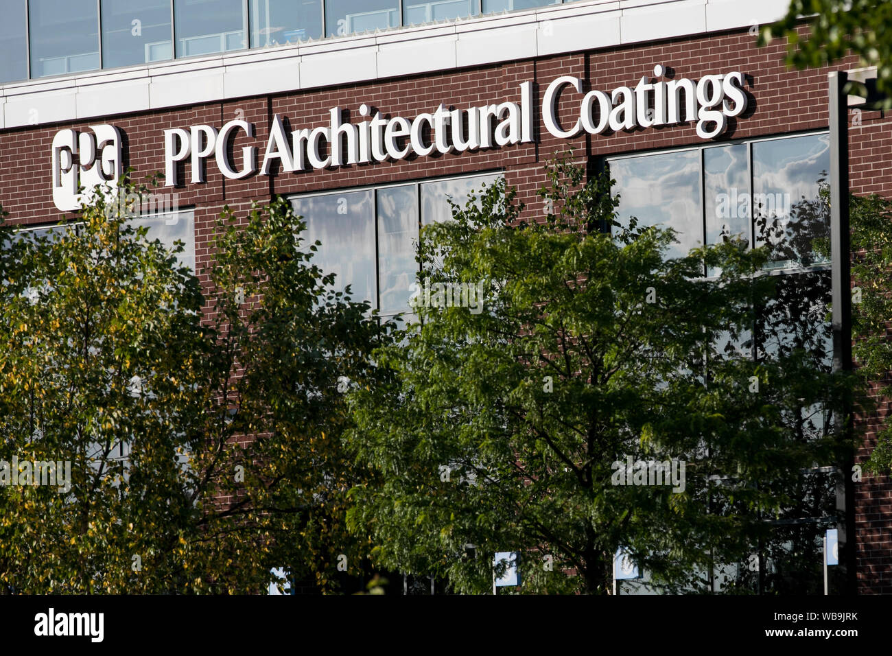 Un segno del logo al di fuori di una struttura occupata da PPG rivestimenti architettonici in Cranberry Township, Pennsylvania il 9 agosto 2019. Foto Stock