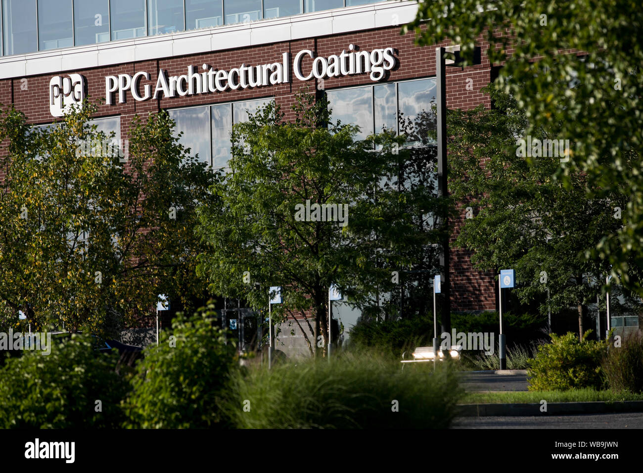 Un segno del logo al di fuori di una struttura occupata da PPG rivestimenti architettonici in Cranberry Township, Pennsylvania il 9 agosto 2019. Foto Stock