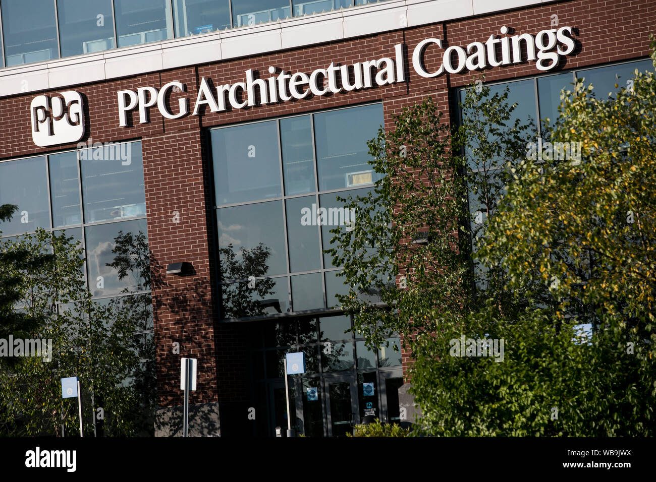 Un segno del logo al di fuori di una struttura occupata da PPG rivestimenti architettonici in Cranberry Township, Pennsylvania il 9 agosto 2019. Foto Stock