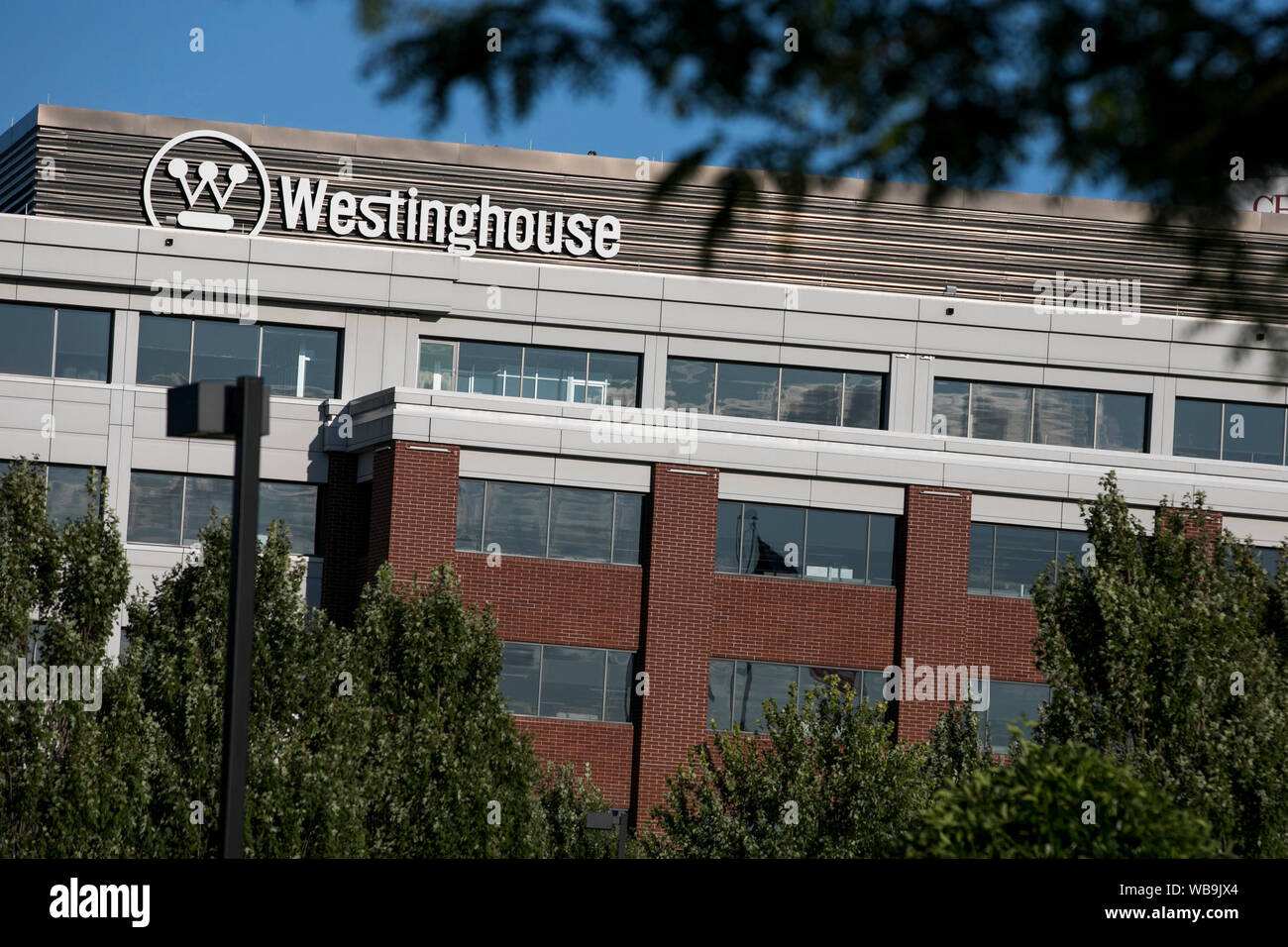 Un segno del logo al di fuori di una struttura occupata dalla Westinghouse Electric Corporation in Cranberry Township, Pennsylvania il 9 agosto 2019. Foto Stock