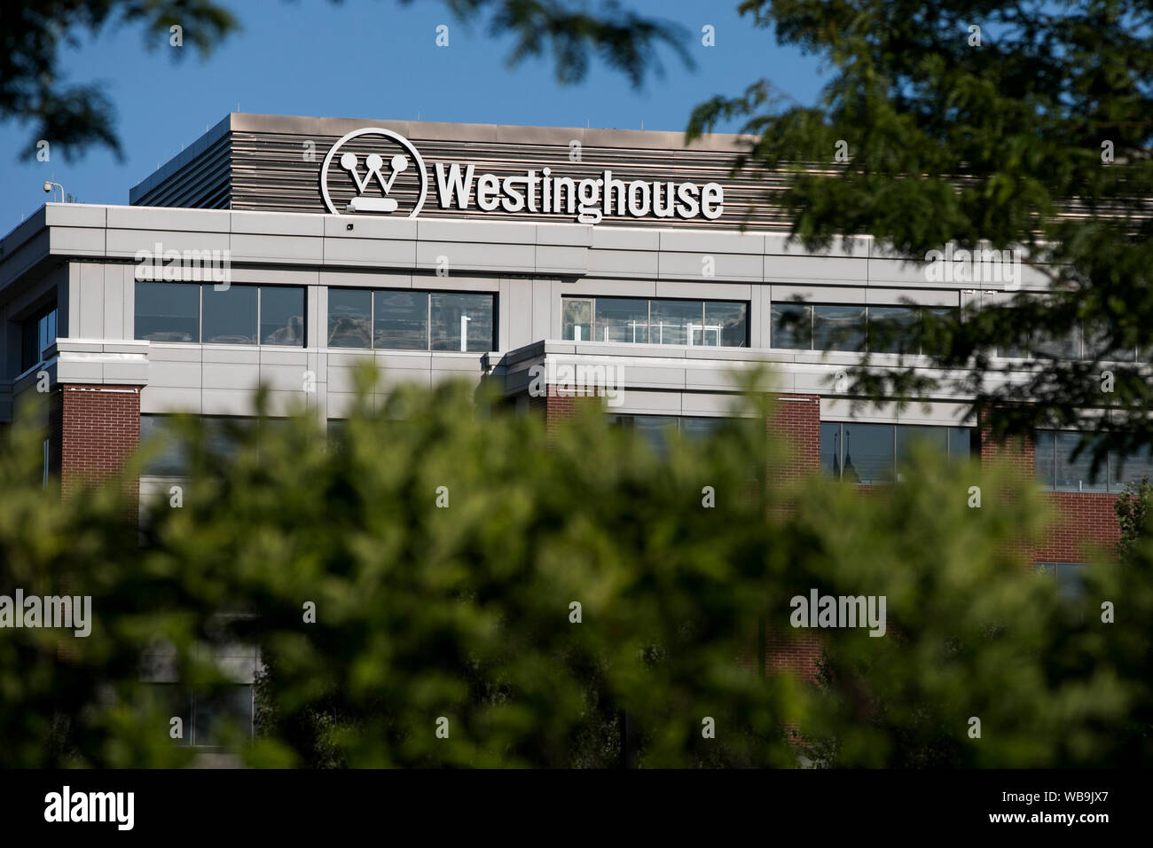 Un segno del logo al di fuori di una struttura occupata dalla Westinghouse Electric Corporation in Cranberry Township, Pennsylvania il 9 agosto 2019. Foto Stock