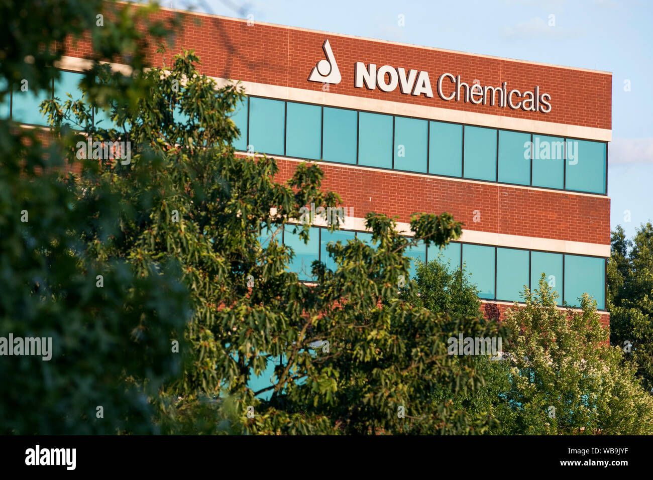 Un segno del logo al di fuori di una struttura occupata dalla NOVA Chemicals Corporation in Coraopolis, Pennsylvania il 9 agosto 2019. Foto Stock