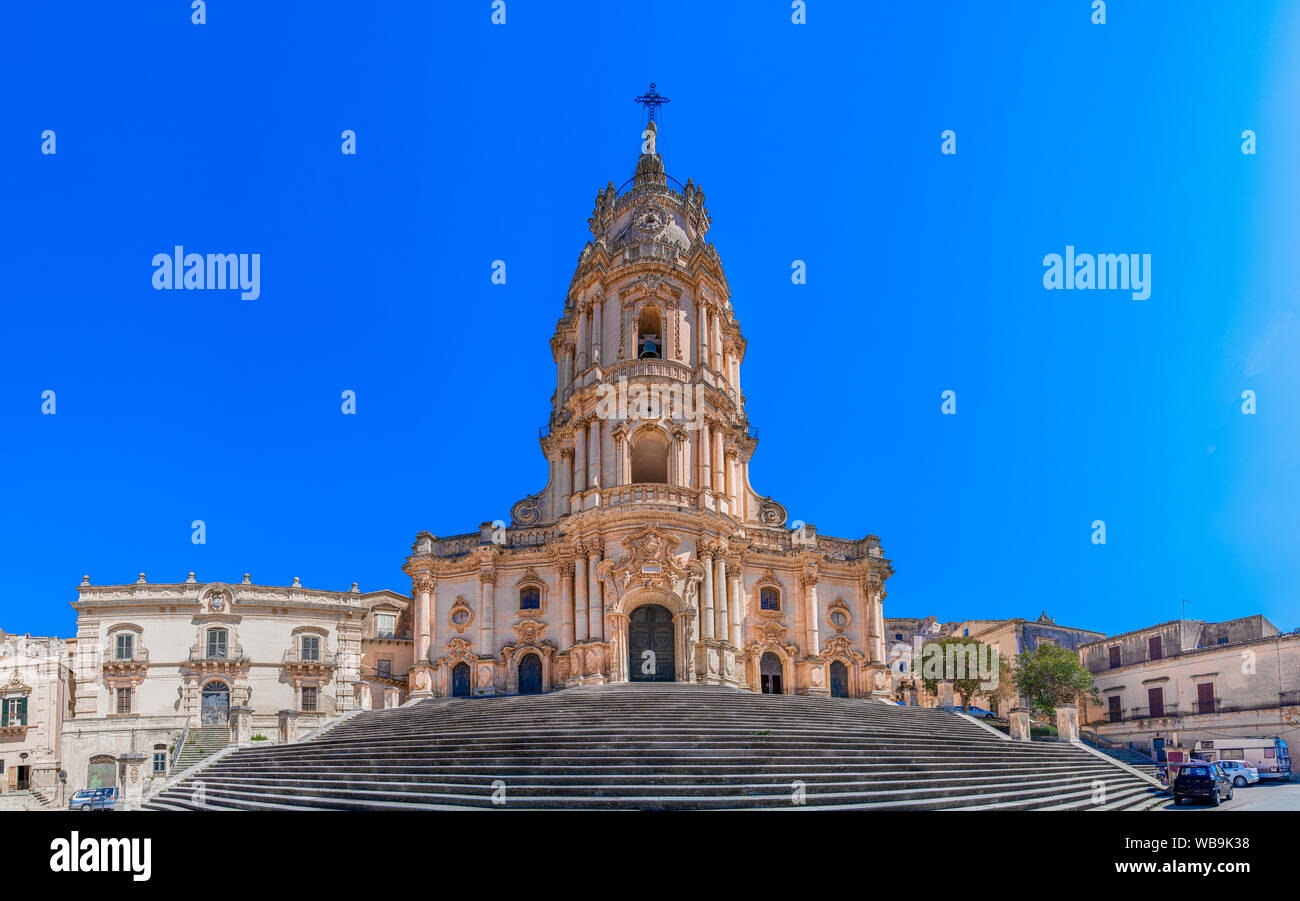 Modica, Sicilia, Italia: Scenic scalone di ingresso e la facciata della cattedrale barocca di San Giorgio Foto Stock