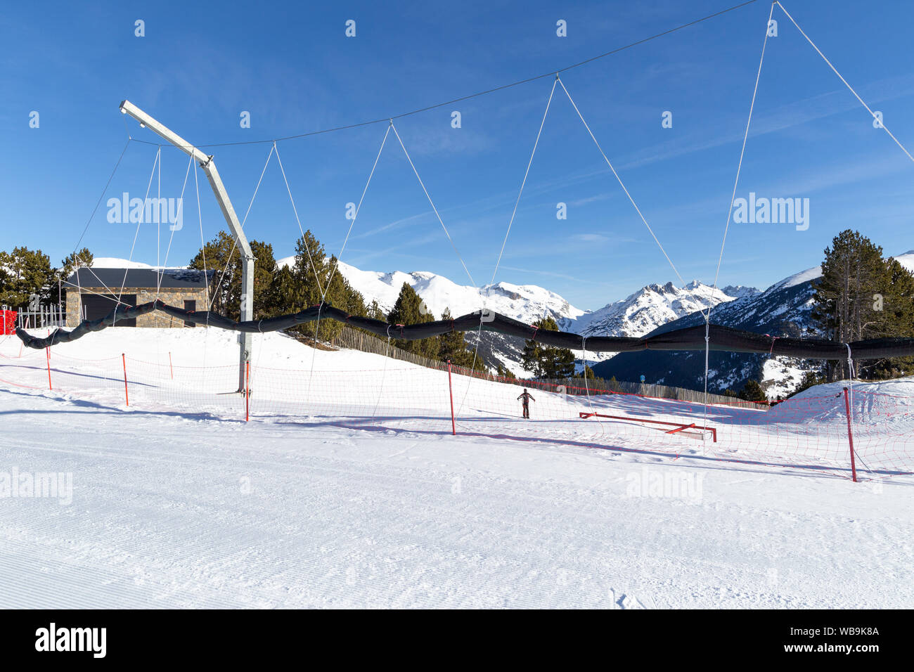 Rete di sicurezza scherma sulle piste da sci. Pirenei, Andorra, inverno giornata di sole Foto Stock