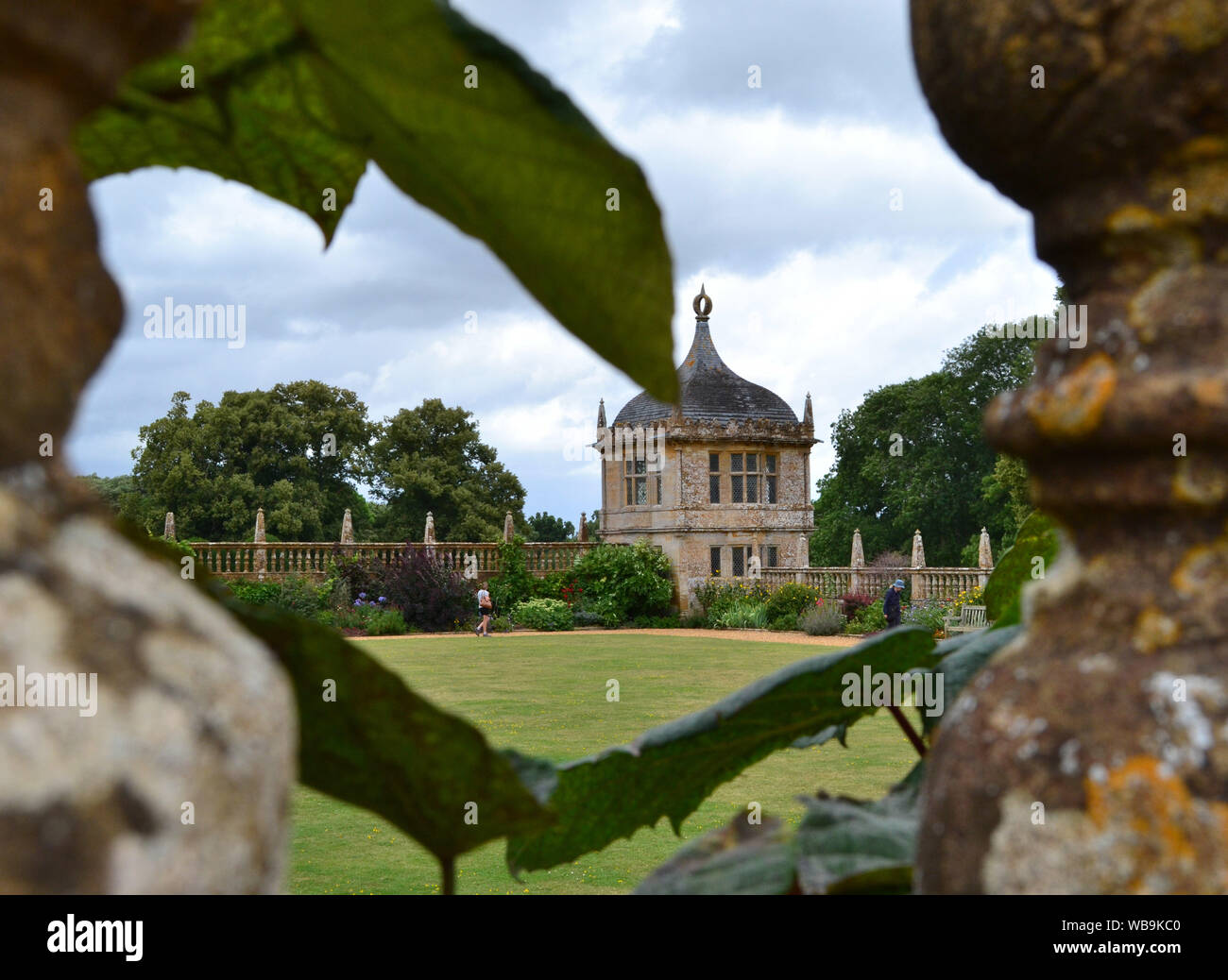 Punto di vista differente in splendidi giardini a Montacute, Somerset, Regno Unito Foto Stock