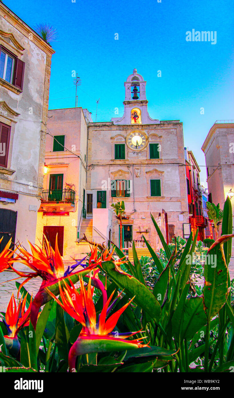 Polignano a Mare, Puglia, Italia: vista la mattina della Piazza del Duomo Foto Stock