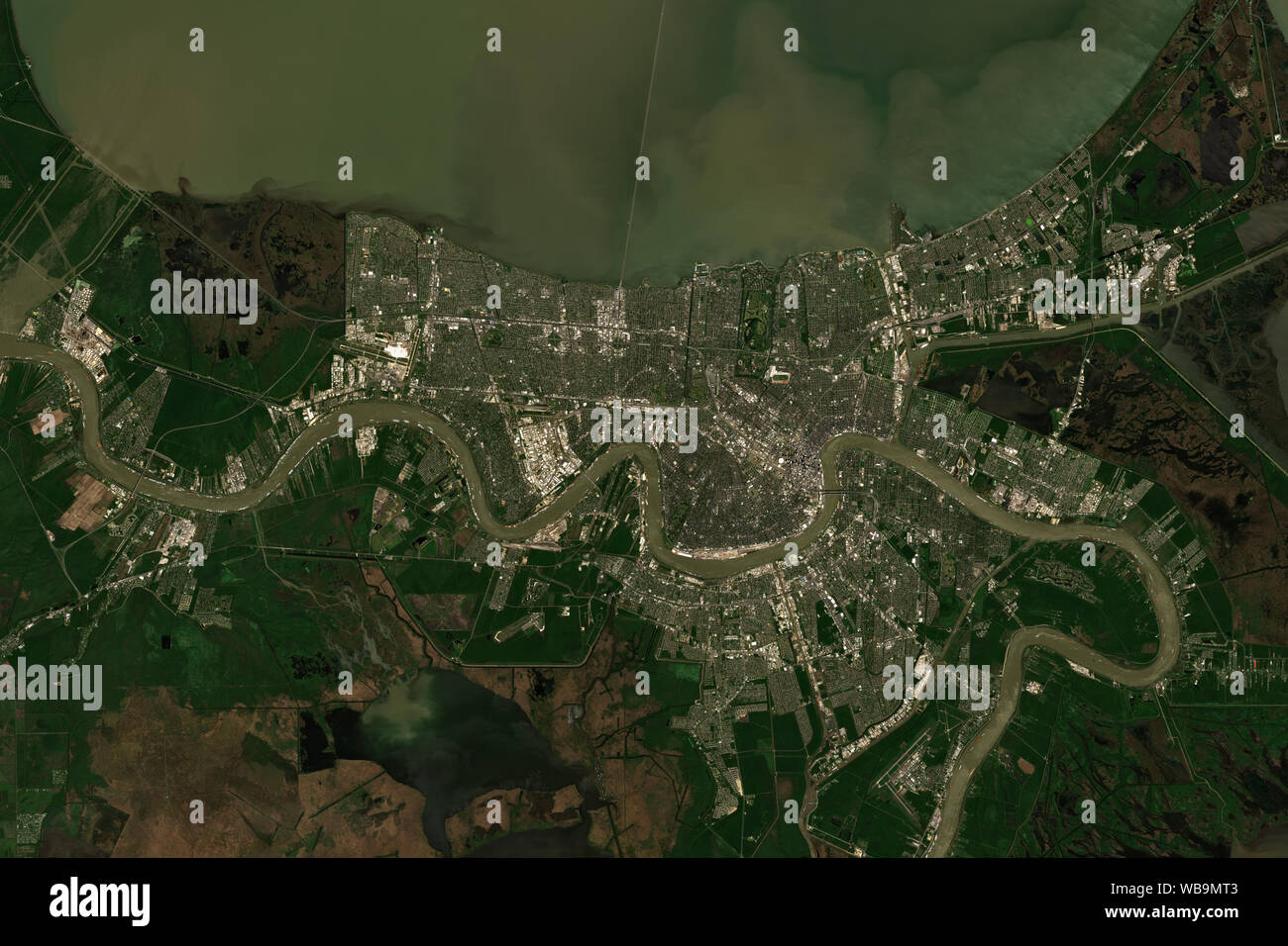 La grande facilità di New Orleans in Louisiana, USA e del lago Pontchartrain visto dallo spazio - contiene modificati Sentinella di Copernico dati (2019) Foto Stock