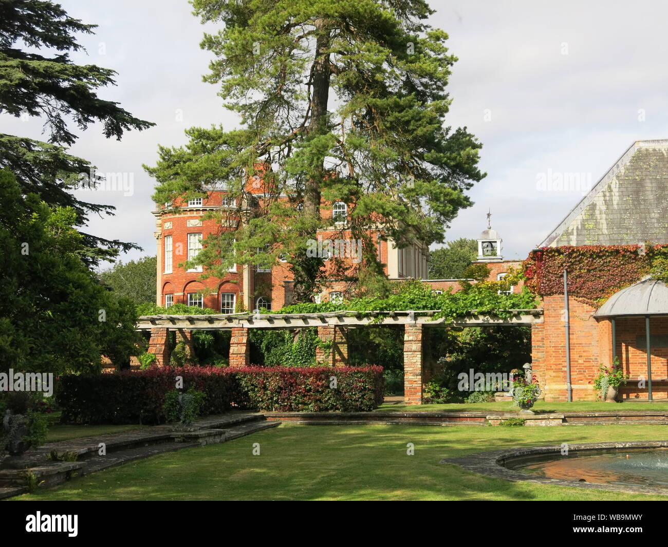 Cottesbrooke Hall è un edificio del xviii secolo Queen Anne country house nel Northamptonshire, impostare nel pluripremiato giardini. Foto Stock