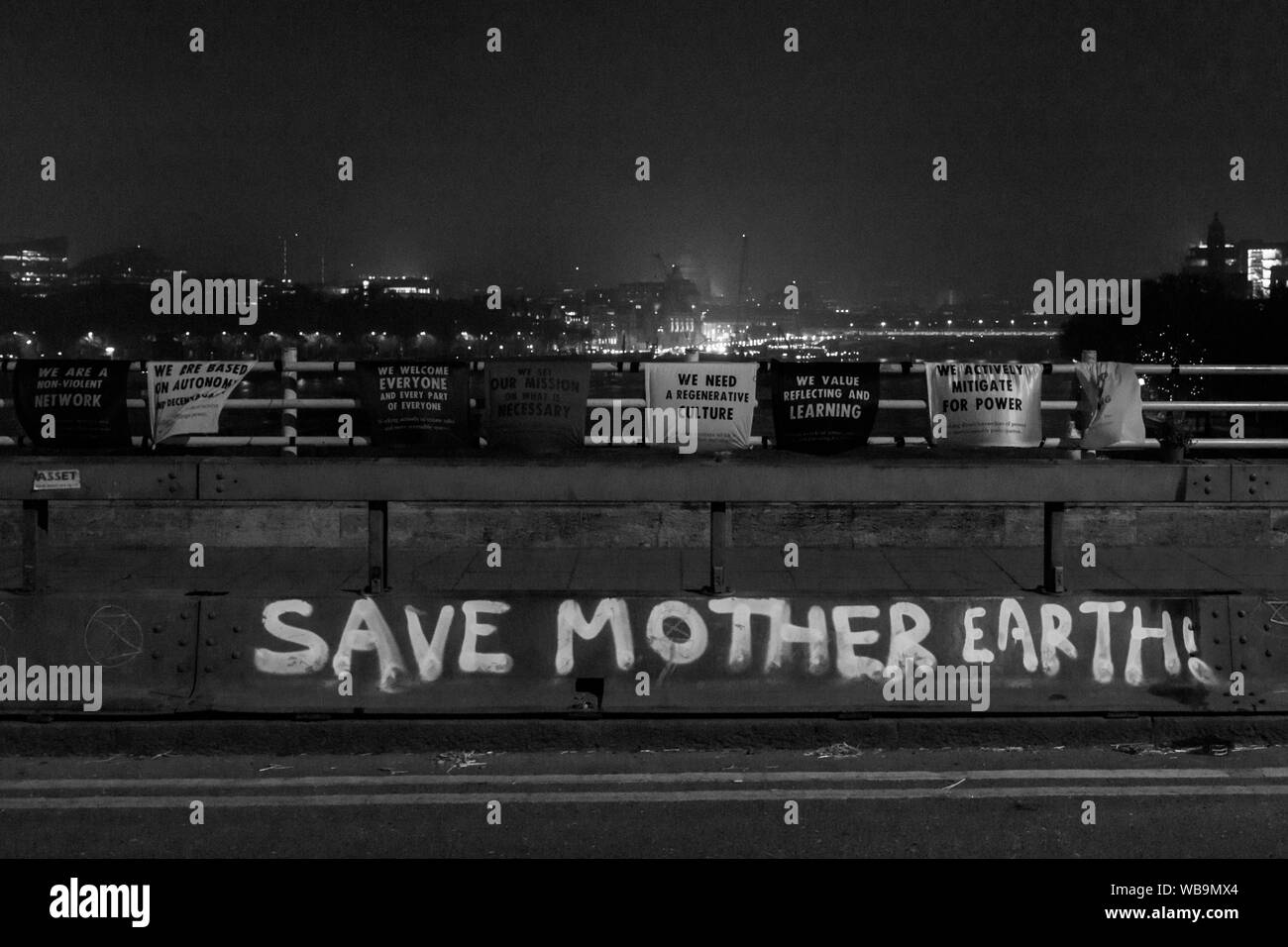 Salvare la madre terra parole dipinta sul ponte di Waterloo Foto Stock
